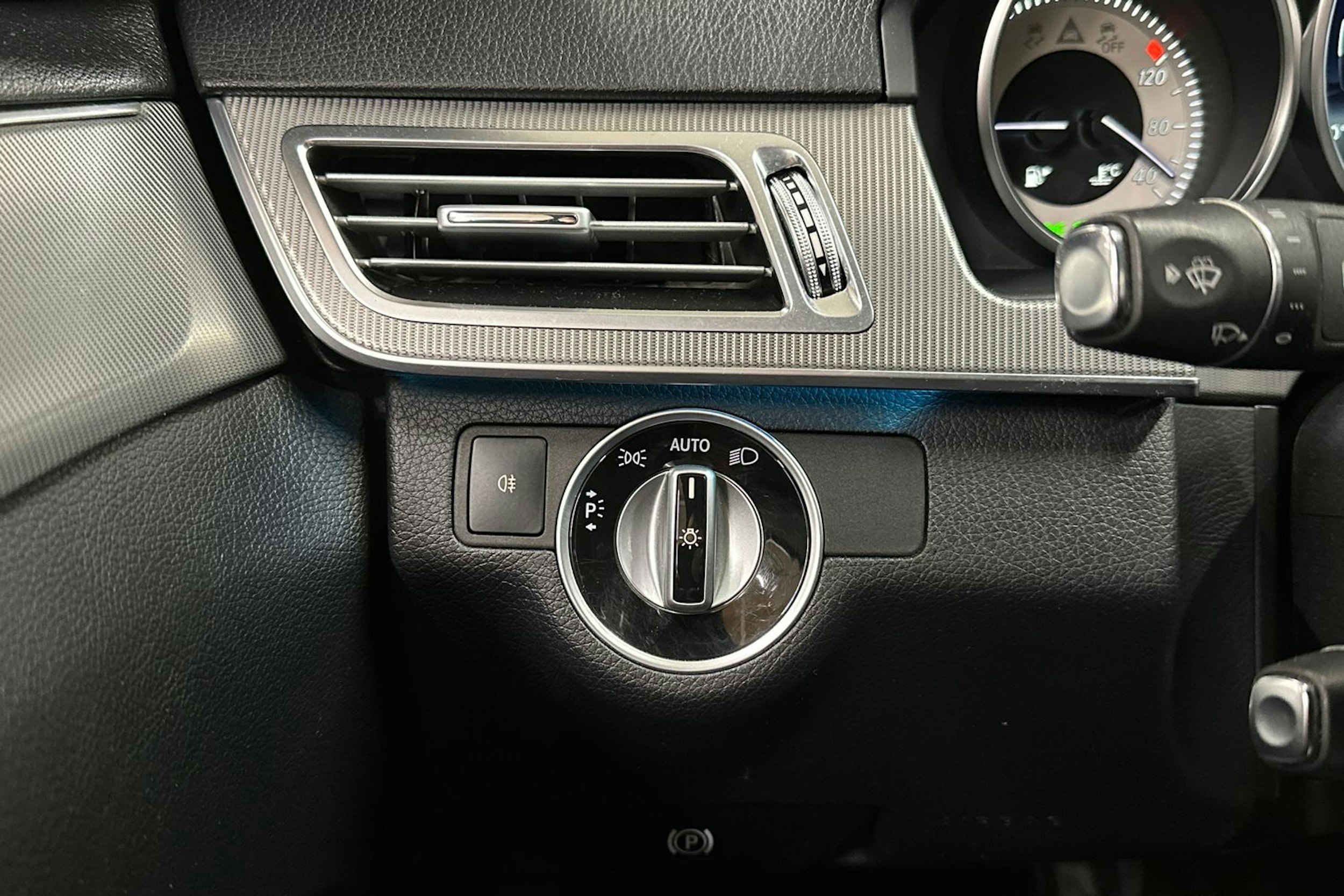 valkoinen Mercedes-Benz E 2013 kuva 30.