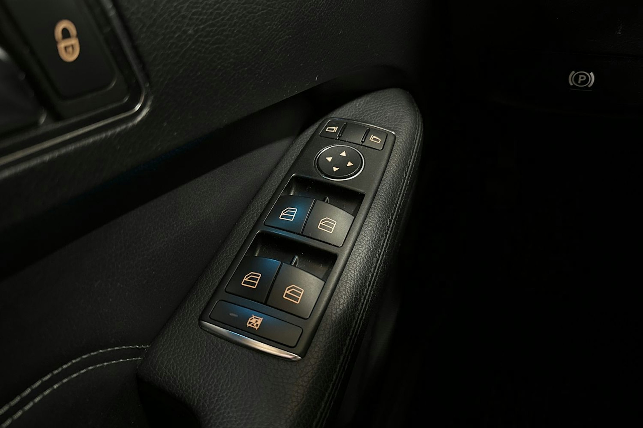 valkoinen Mercedes-Benz E 2013 kuva 31.