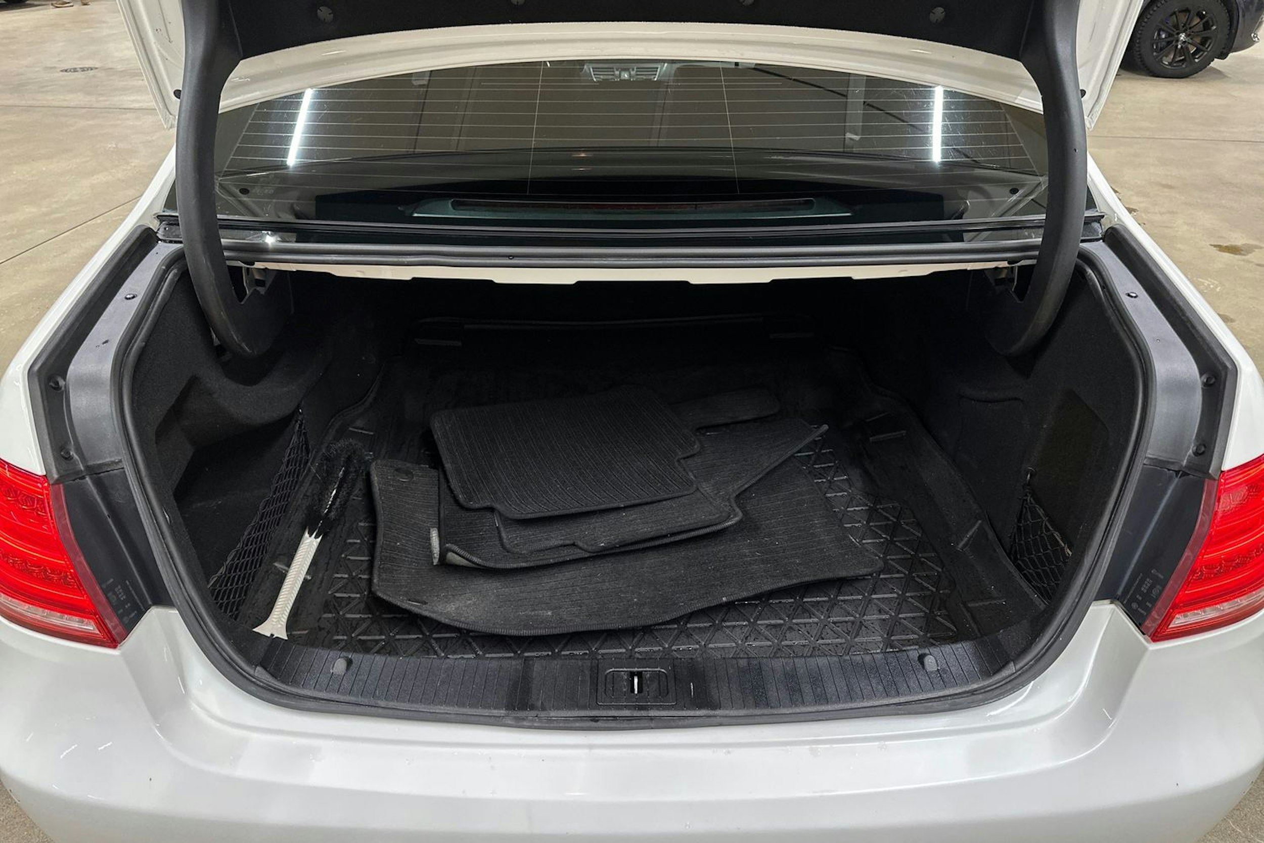 valkoinen Mercedes-Benz E 2013 kuva 33.