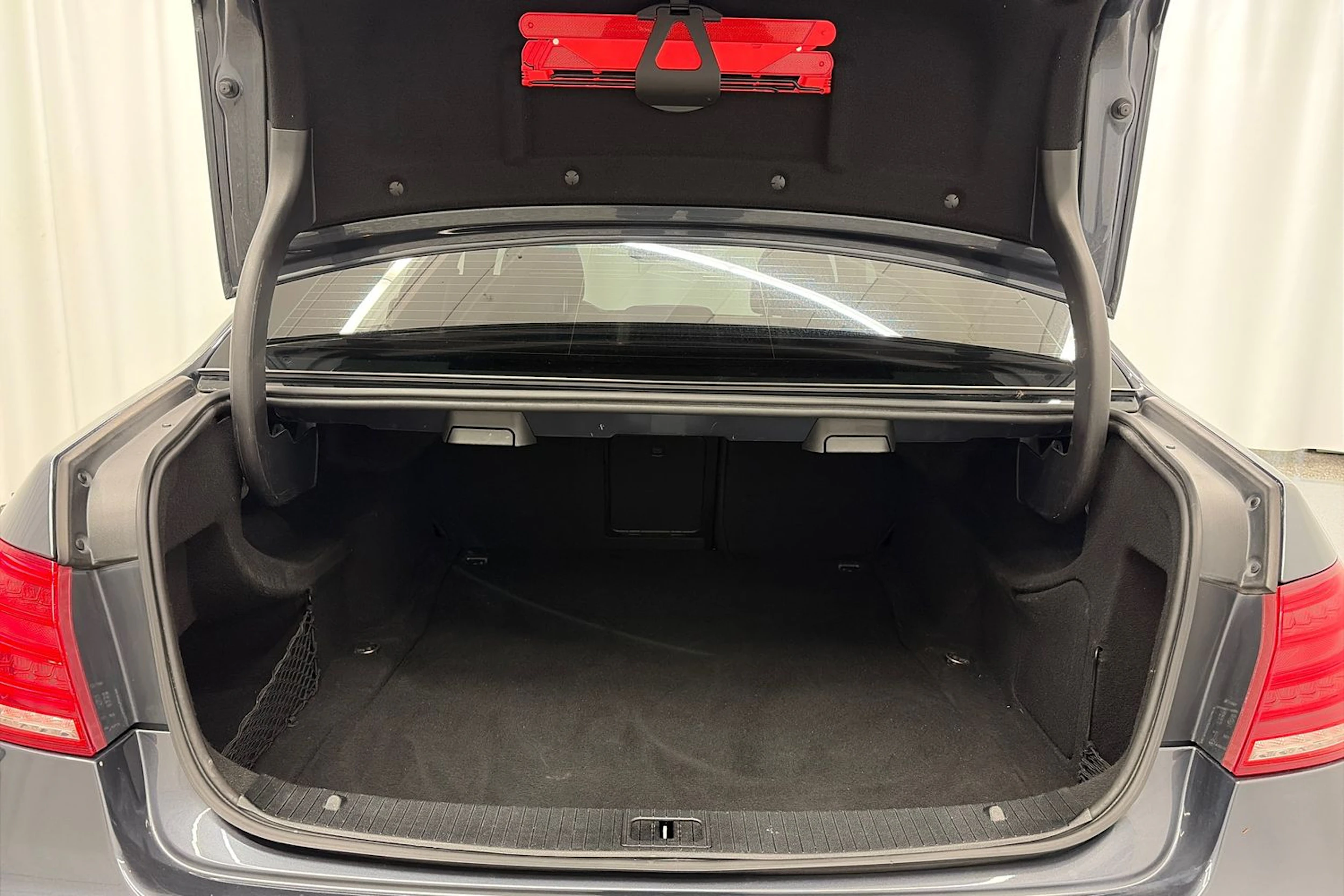 harmaa Mercedes-Benz E 2013 kuva 11.