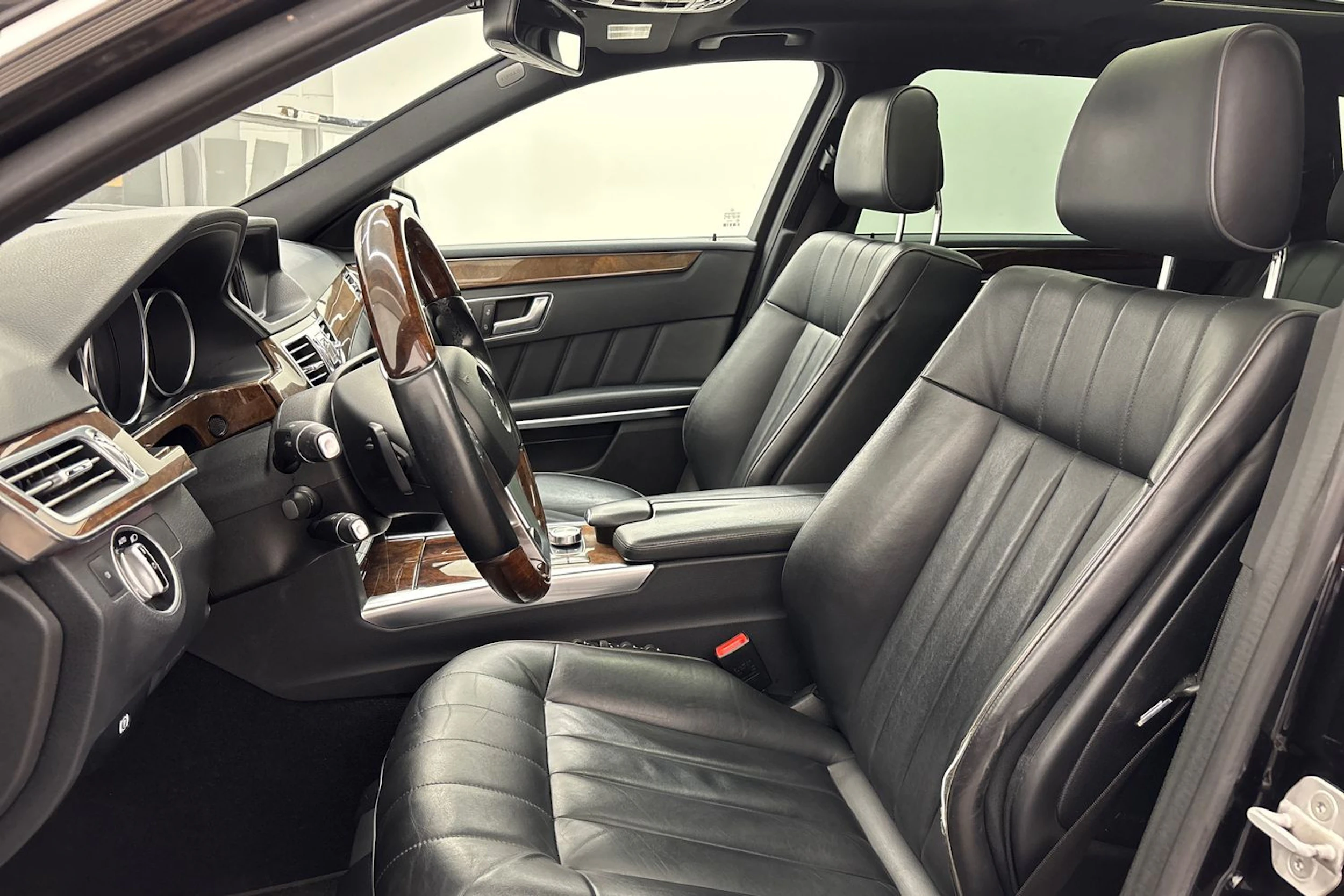 musta Mercedes-Benz E 2013 kuva 11.