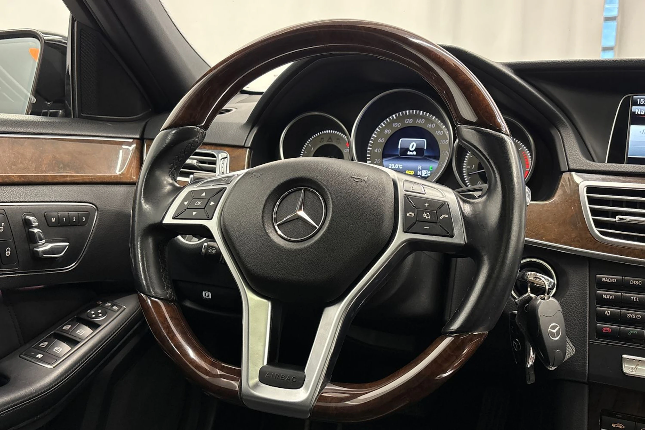 musta Mercedes-Benz E 2013 kuva 15.