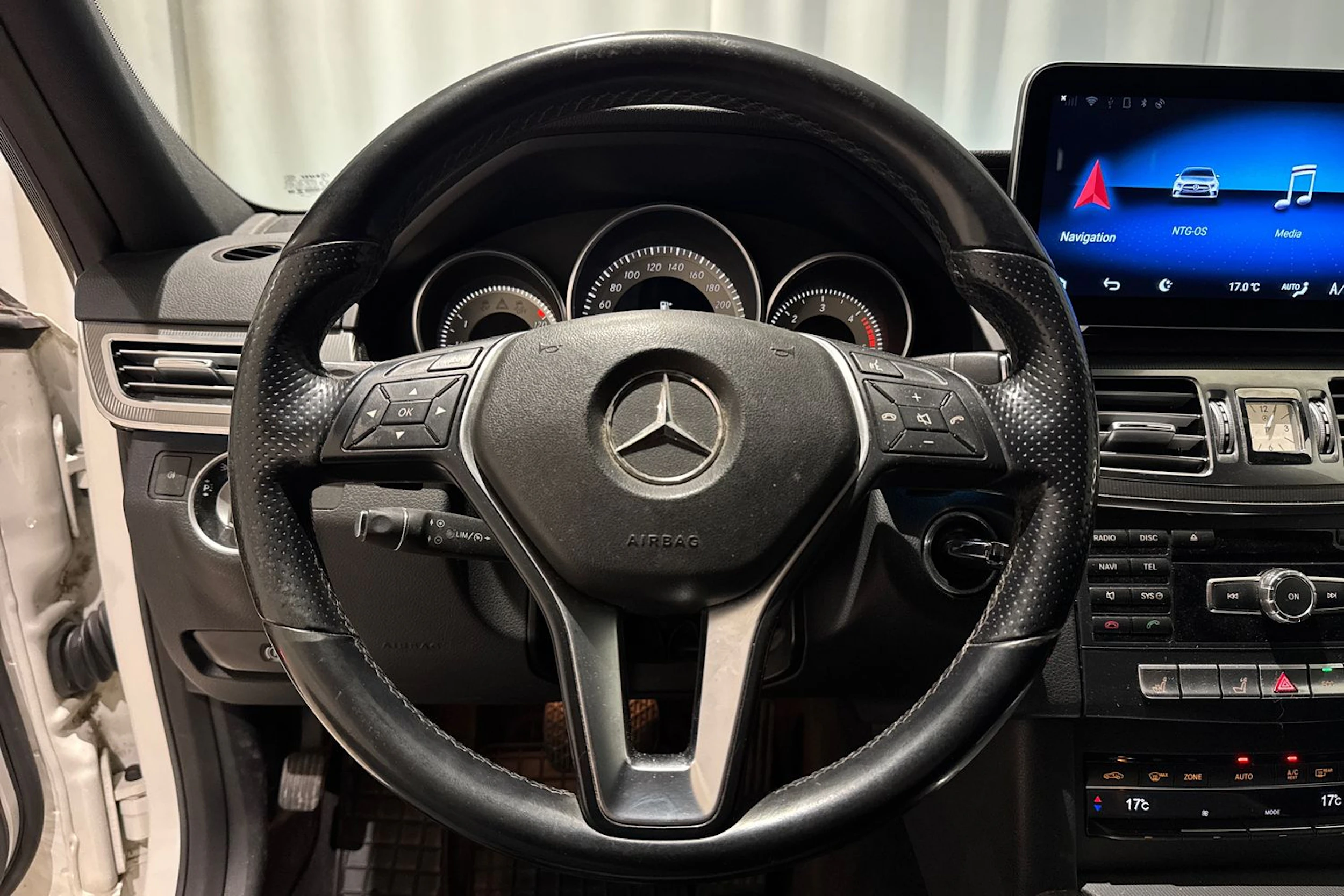 valkoinen Mercedes-Benz E 2013 kuva 20.