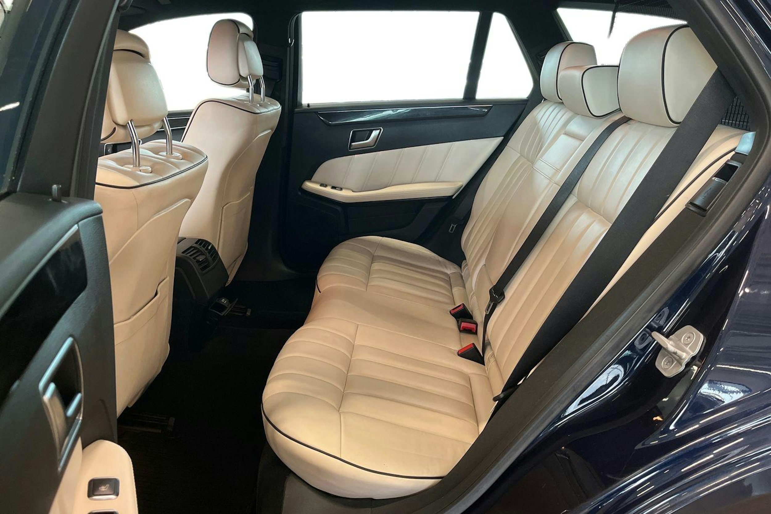 sininen Mercedes-Benz E 2013 kuva 10.