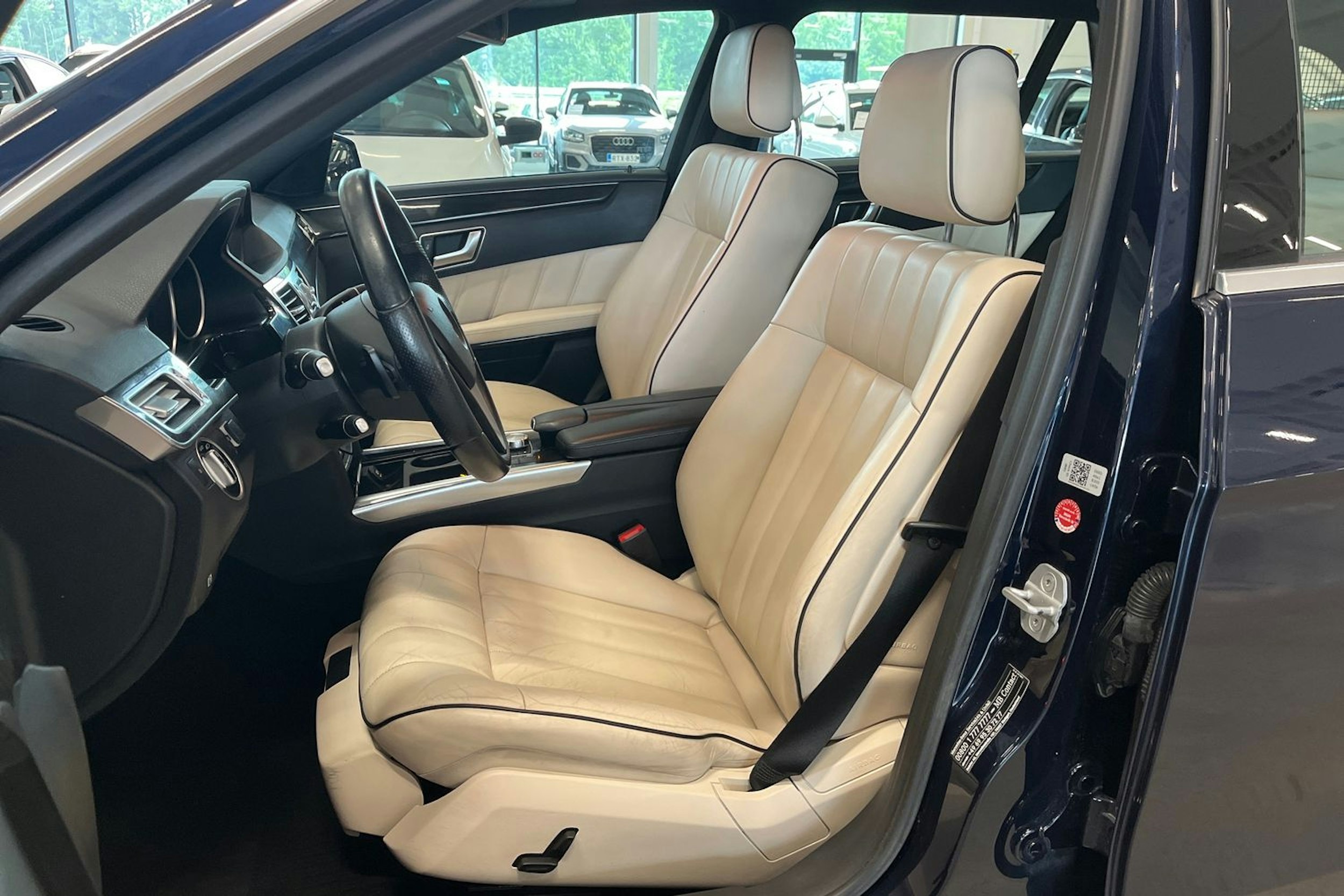 sininen Mercedes-Benz E 2013 kuva 14.
