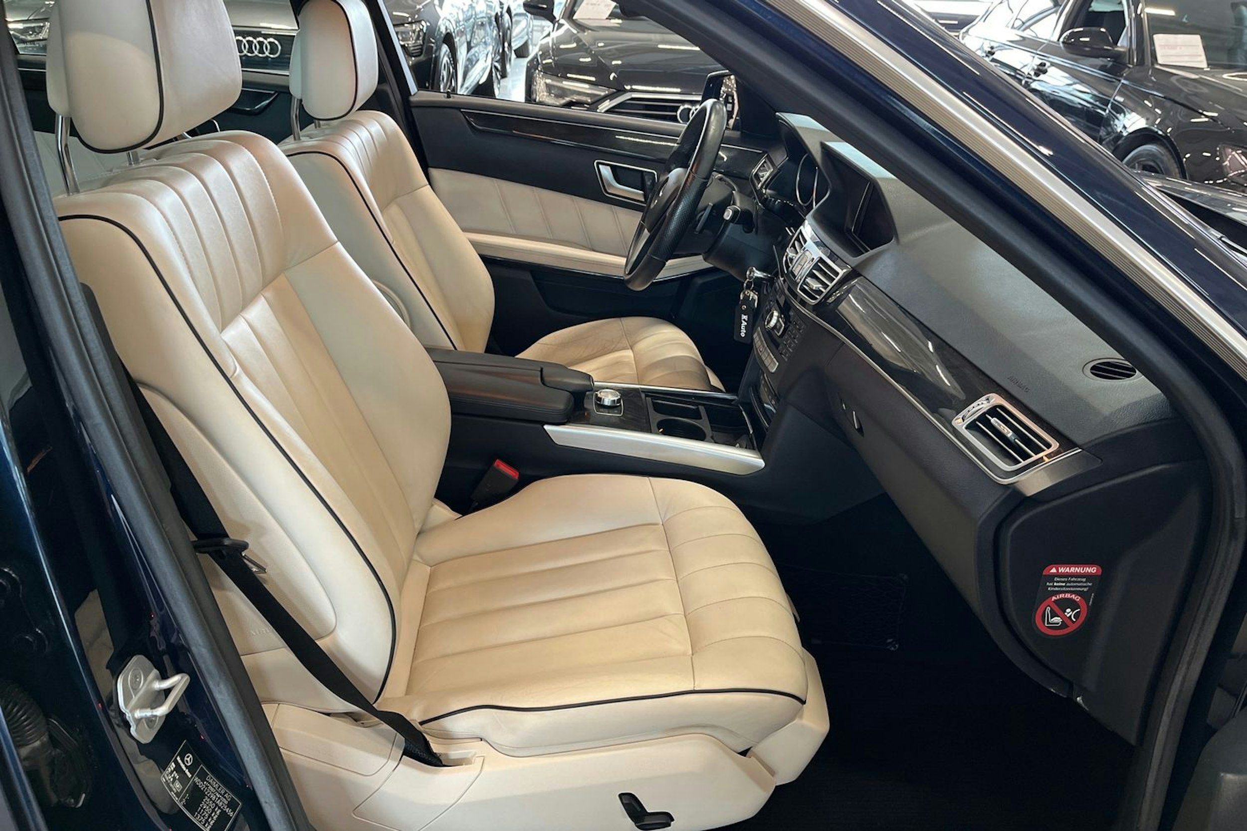sininen Mercedes-Benz E 2013 kuva 15.