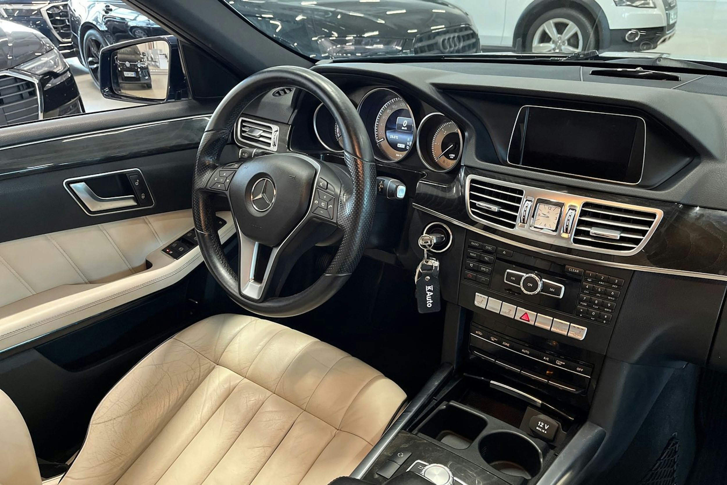 sininen Mercedes-Benz E 2013 kuva 17.