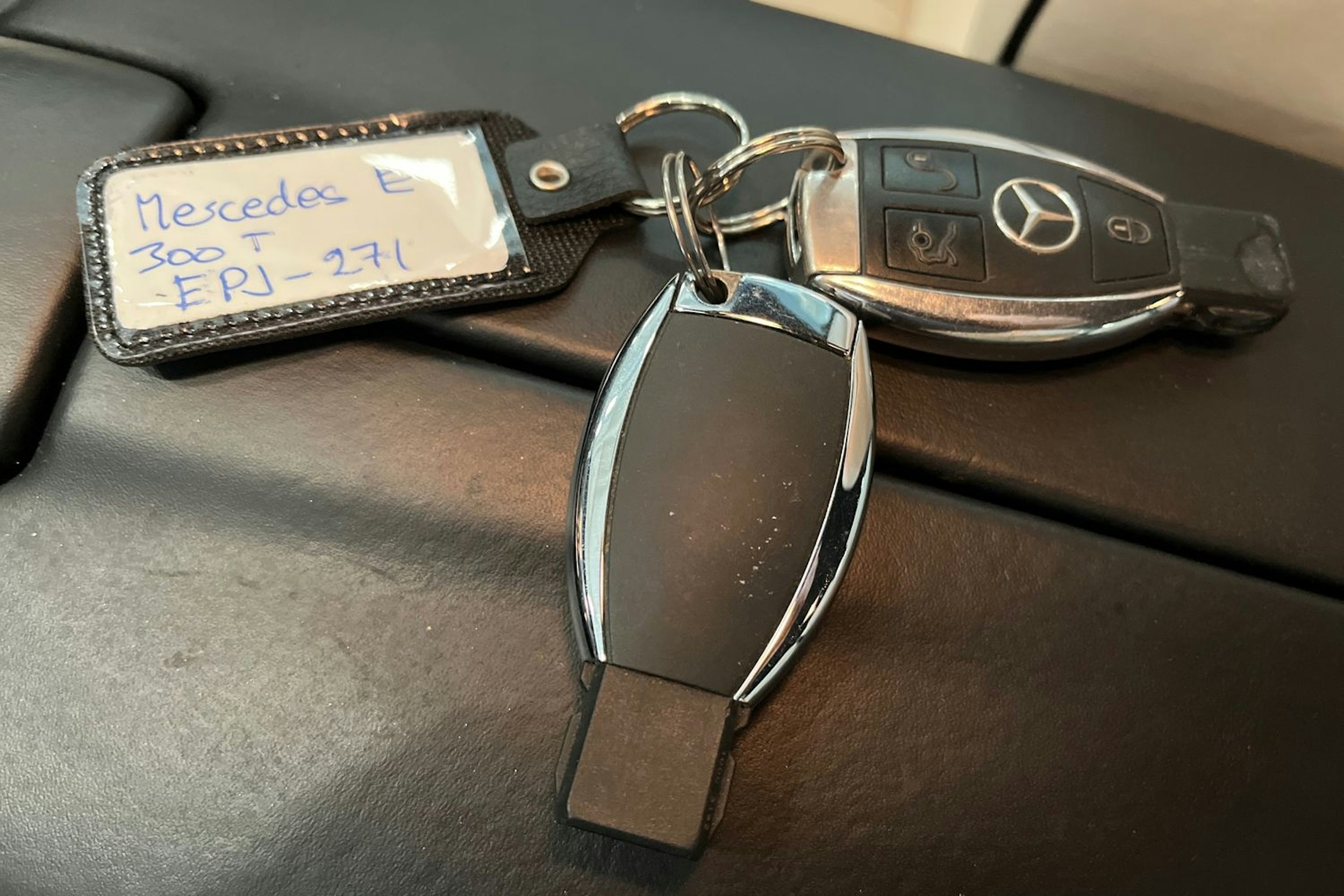 sininen Mercedes-Benz E 2013 kuva 24.