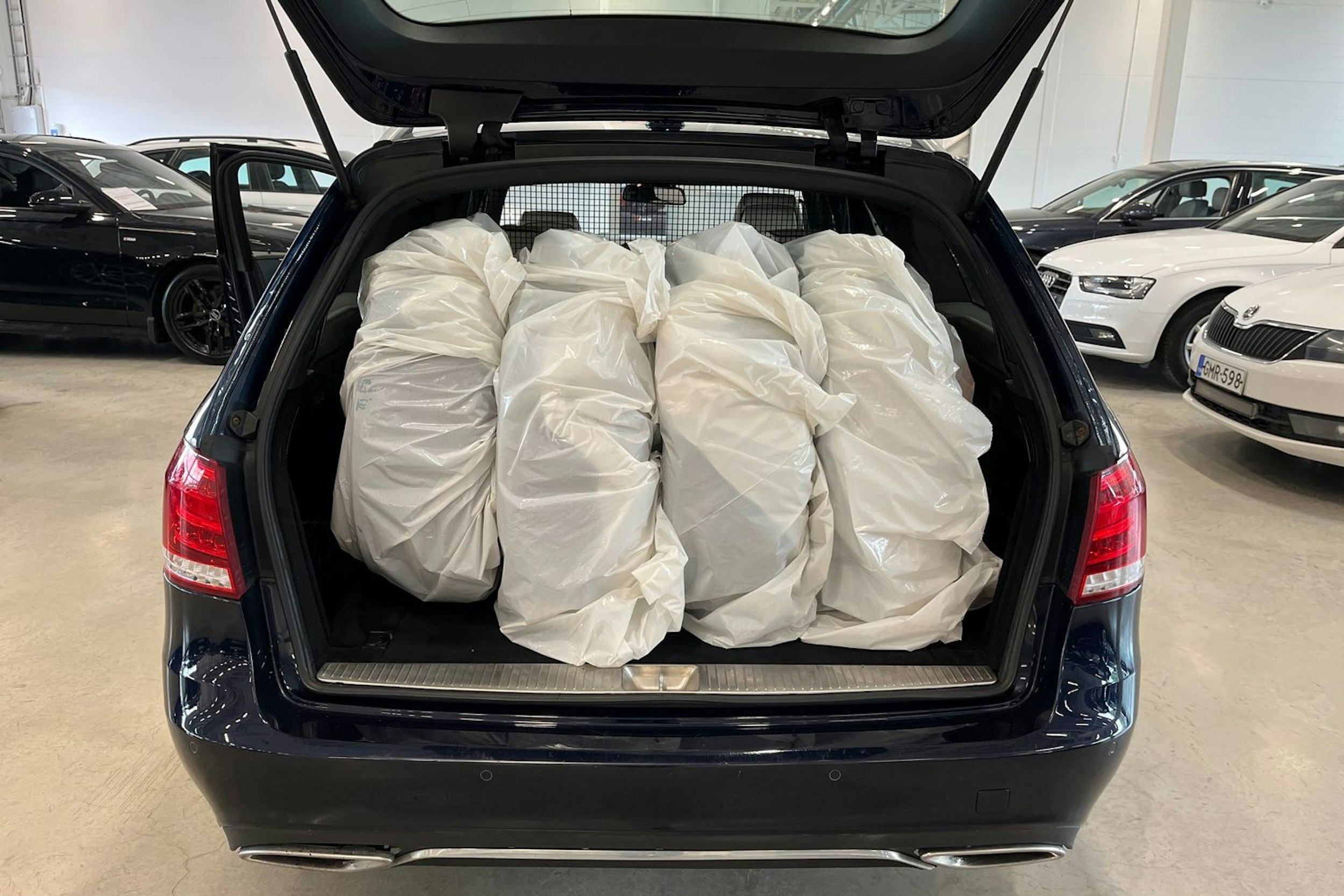 sininen Mercedes-Benz E 2013 kuva 25.