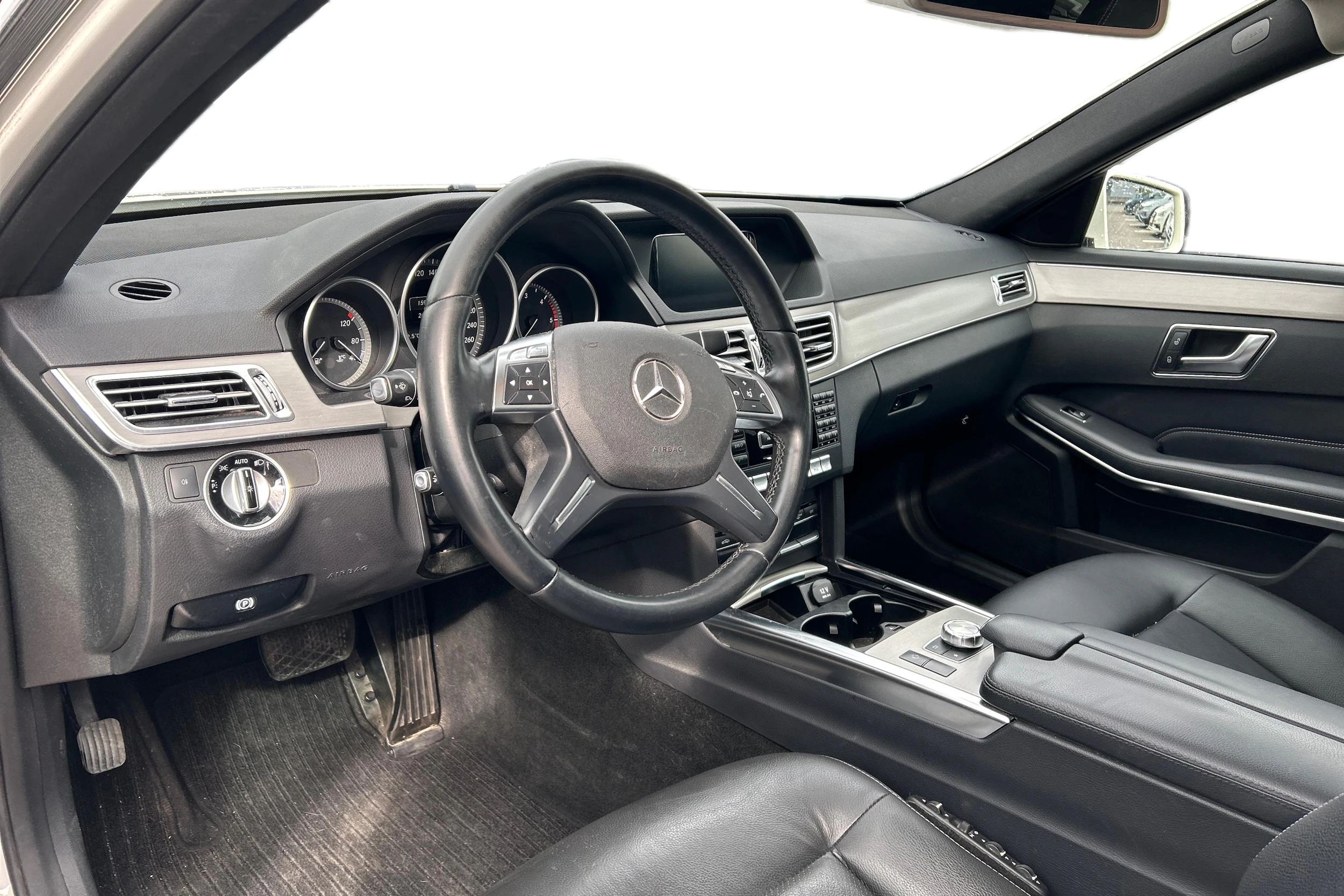Valkoinen Mercedes-Benz E 2013 kuva 3.
