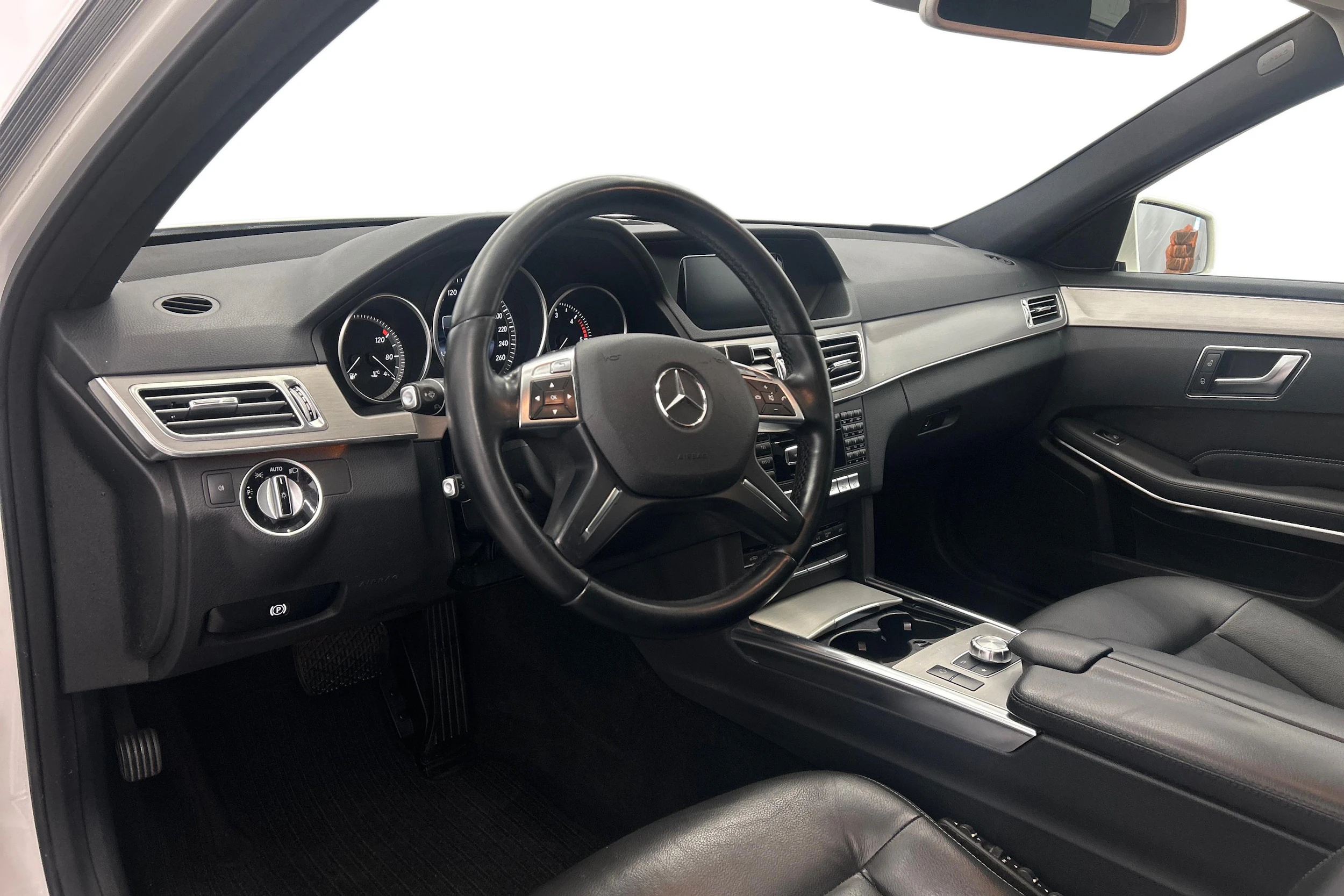 Valkoinen Mercedes-Benz E 2013 kuva 6.