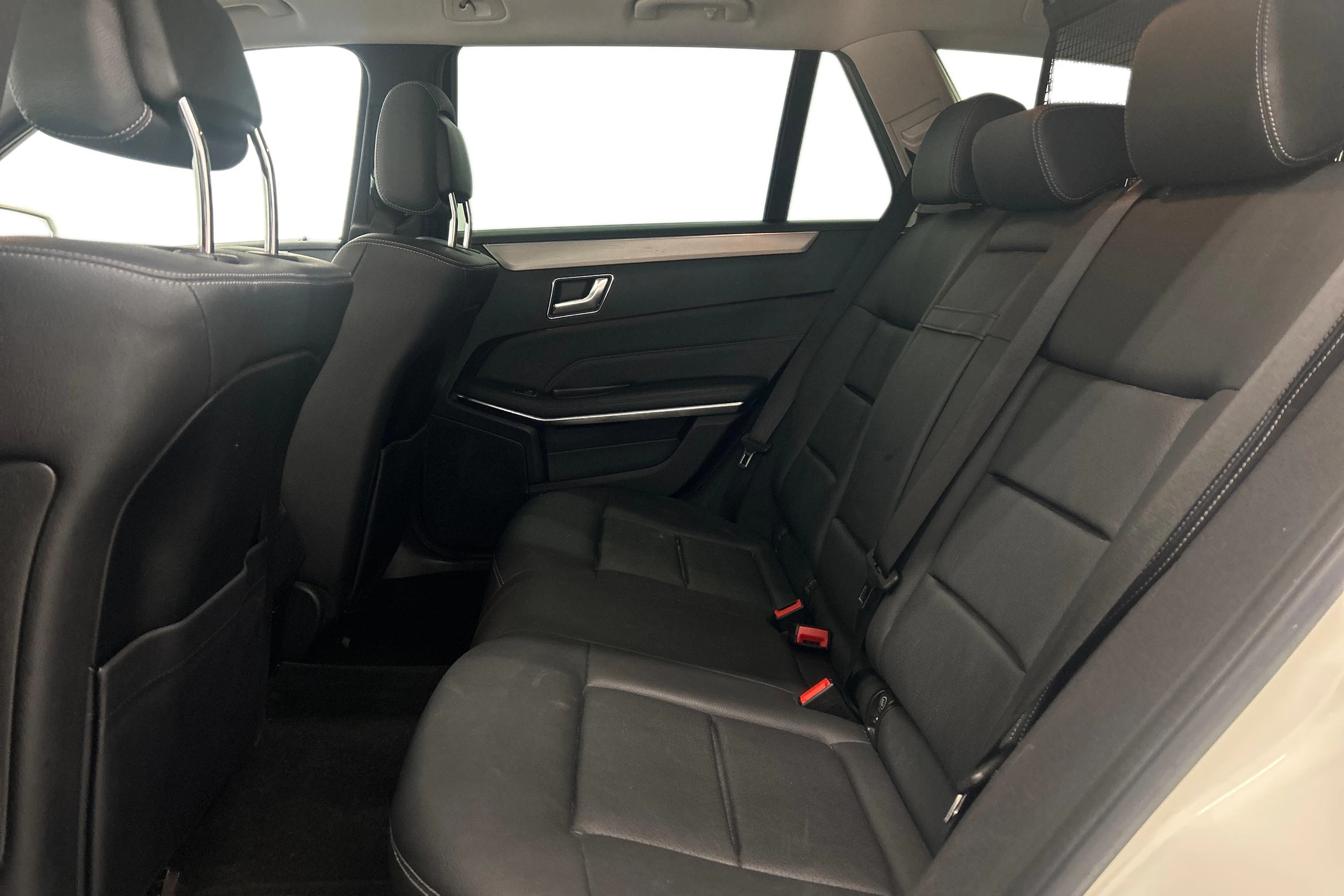 Valkoinen Mercedes-Benz E 2013 kuva 8.
