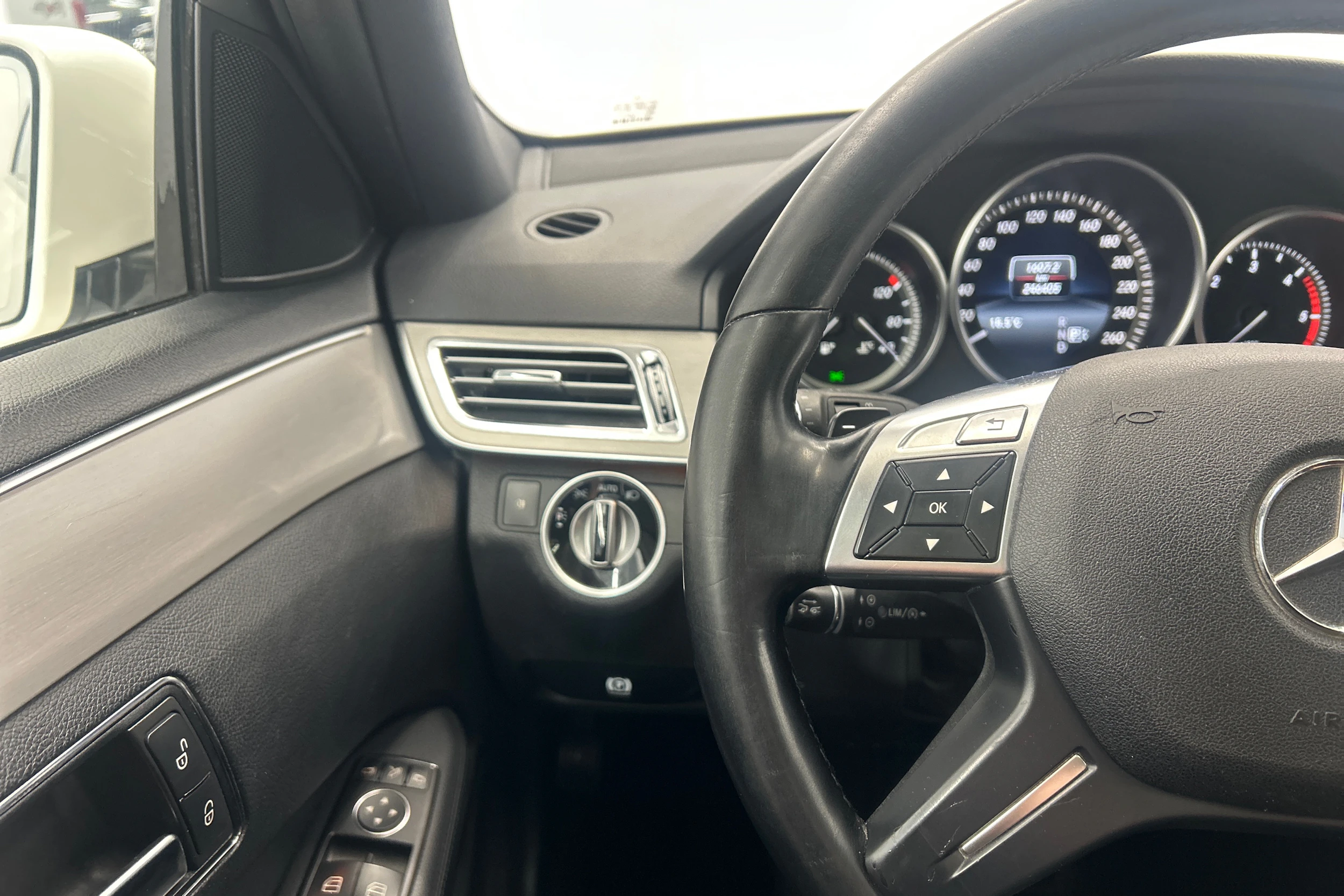 Valkoinen Mercedes-Benz E 2013 kuva 13.