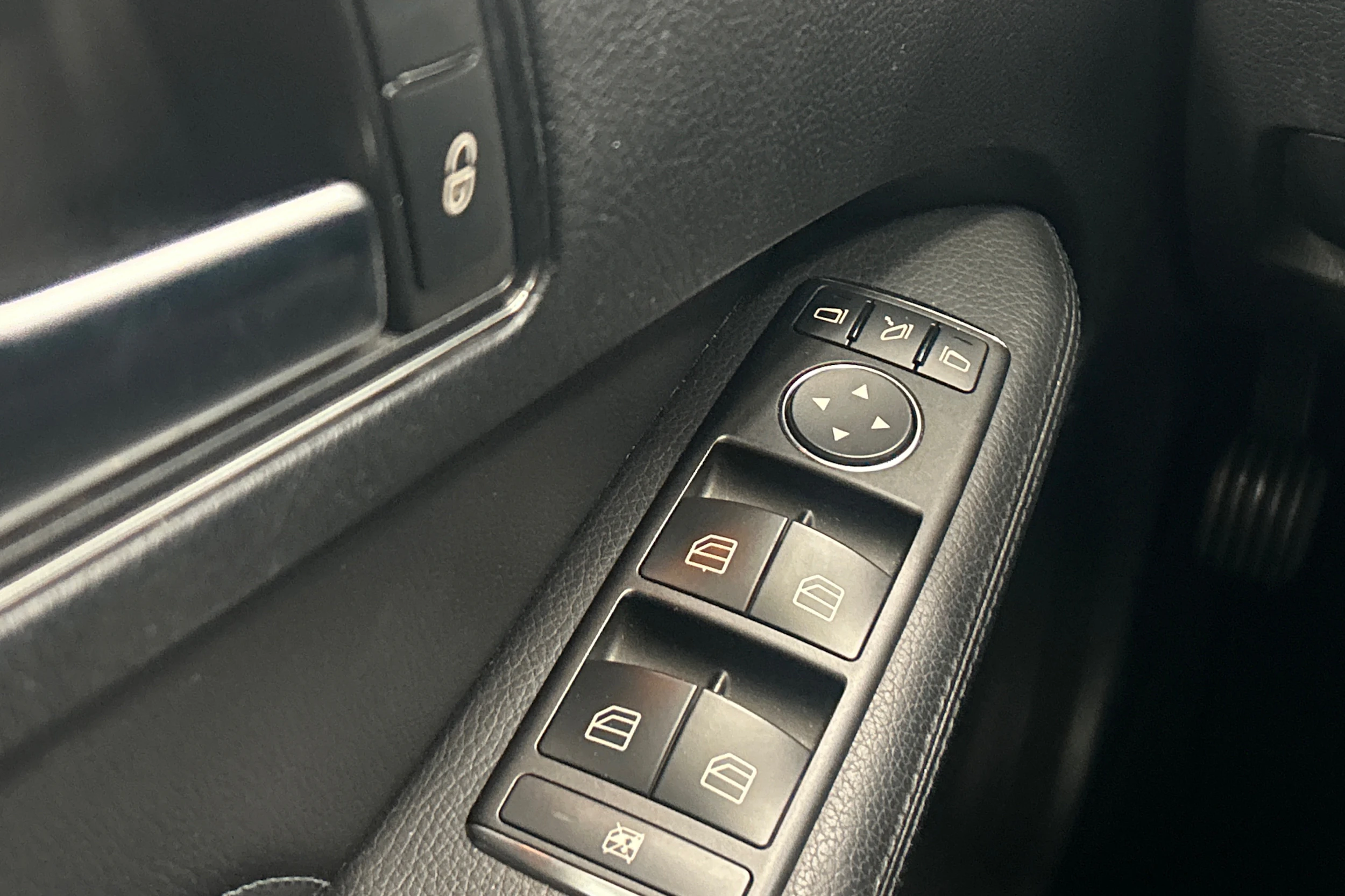 Valkoinen Mercedes-Benz E 2013 kuva 16.