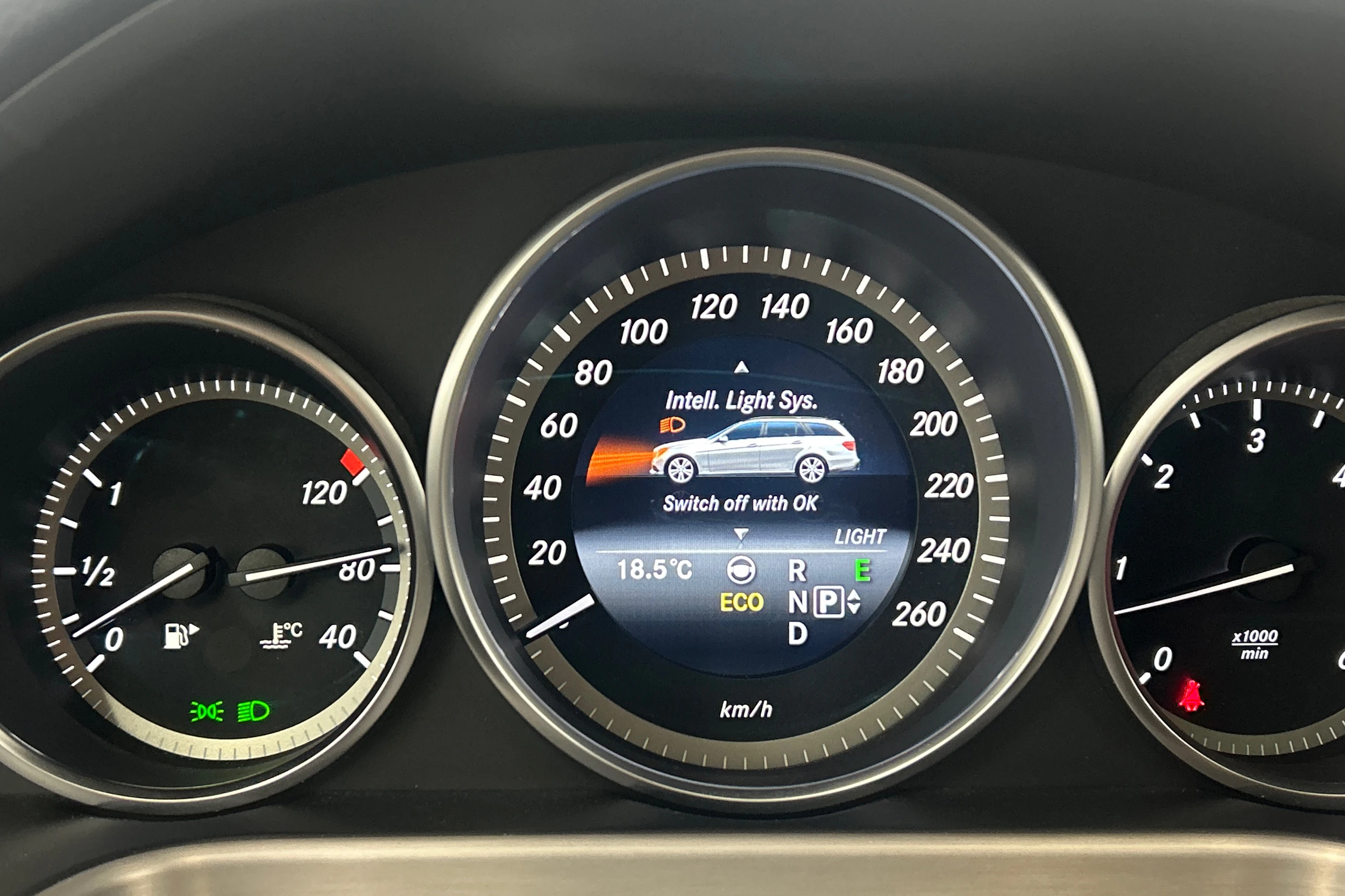 Valkoinen Mercedes-Benz E 2013 kuva 24.