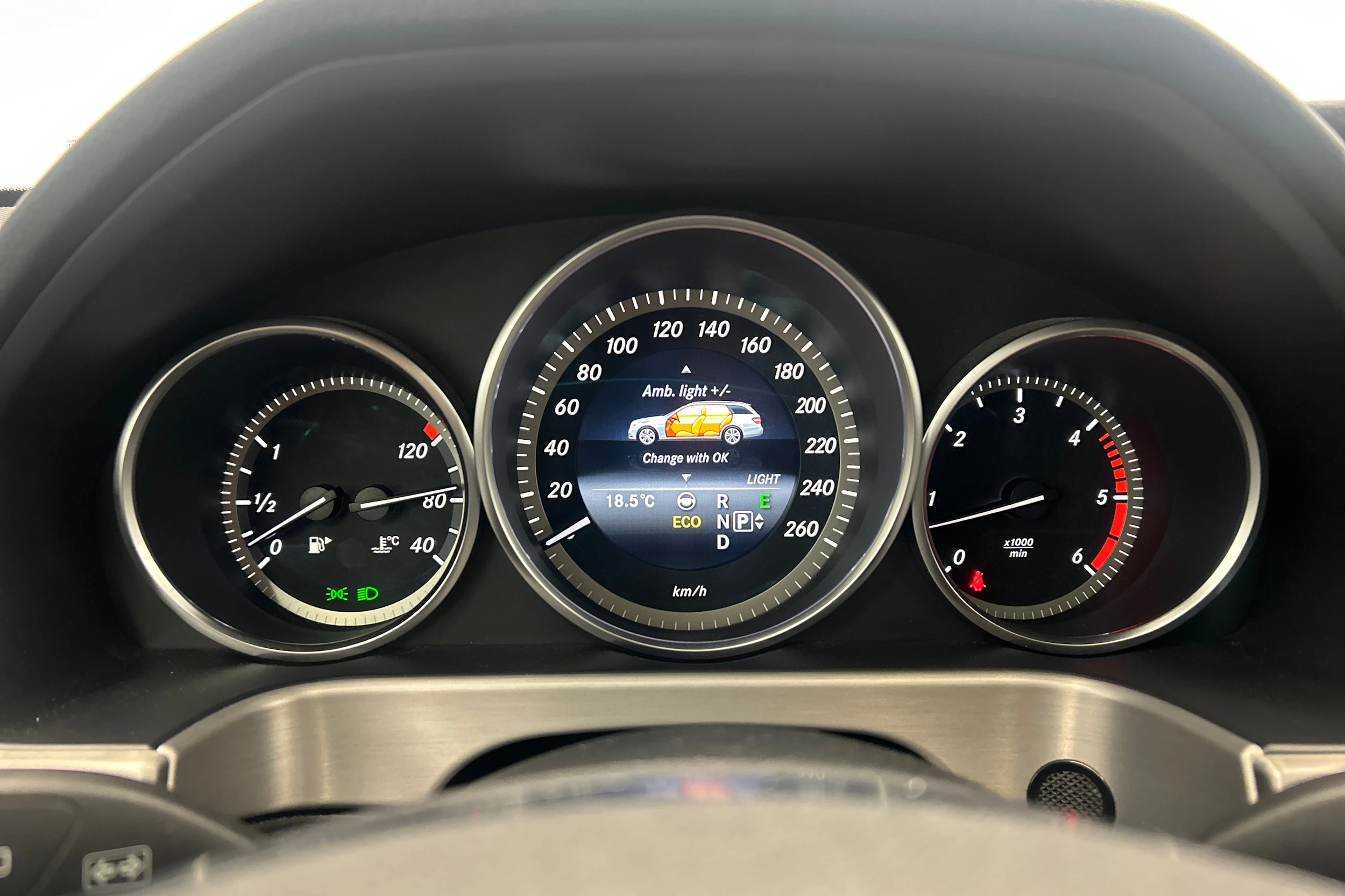 Valkoinen Mercedes-Benz E 2013 kuva 25.
