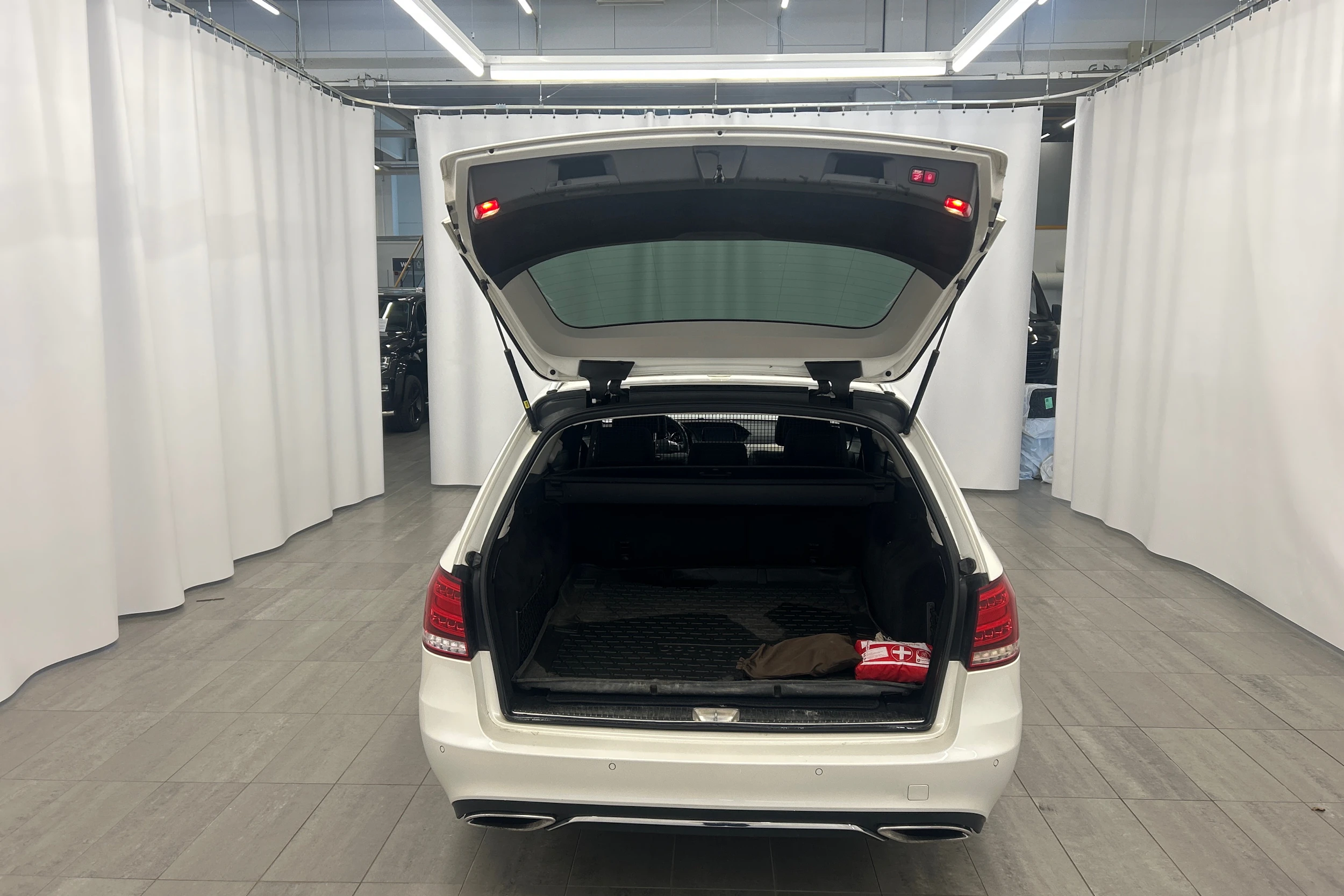 Valkoinen Mercedes-Benz E 2013 kuva 27.