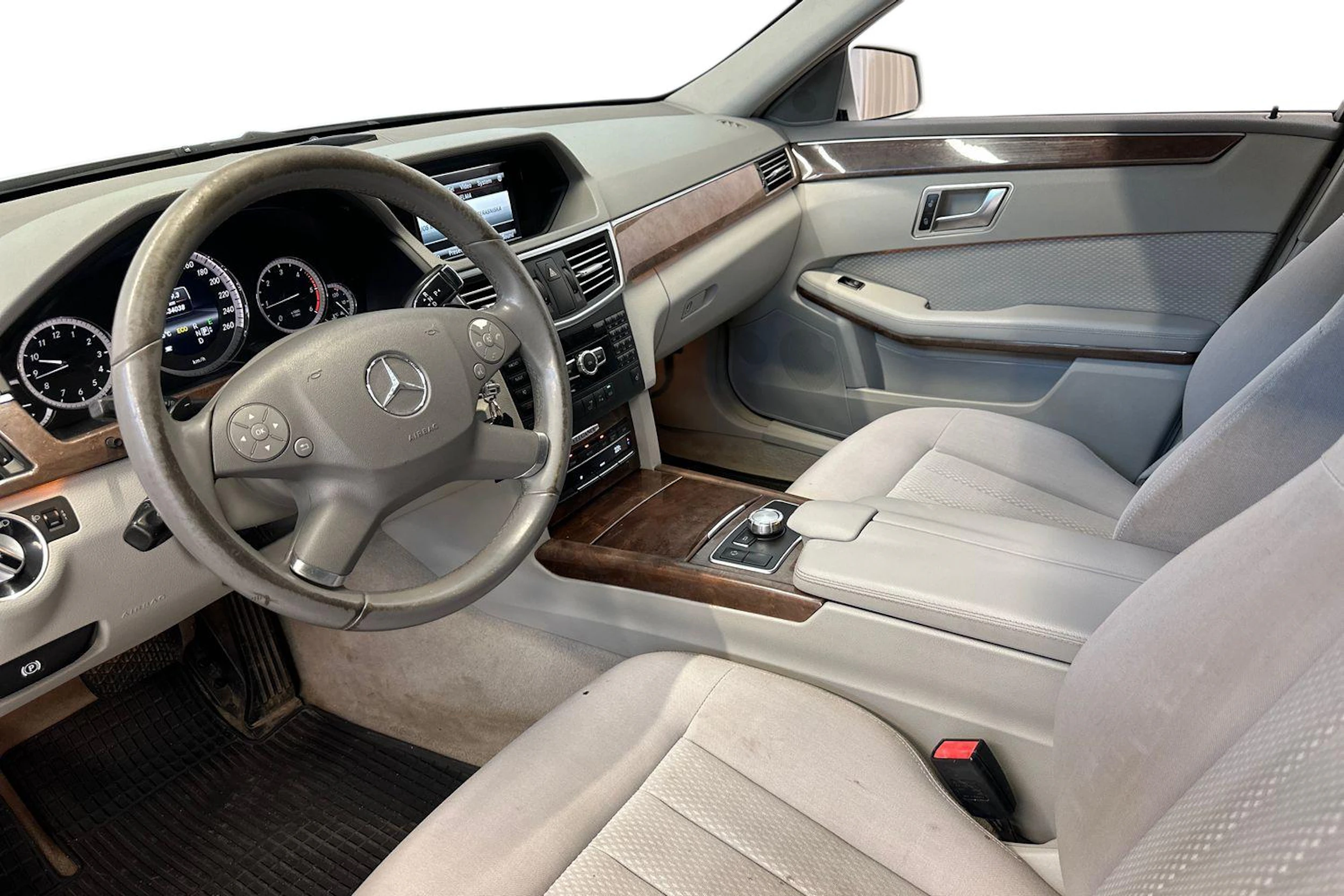 harmaa Mercedes-Benz E 2013 kuva 6.