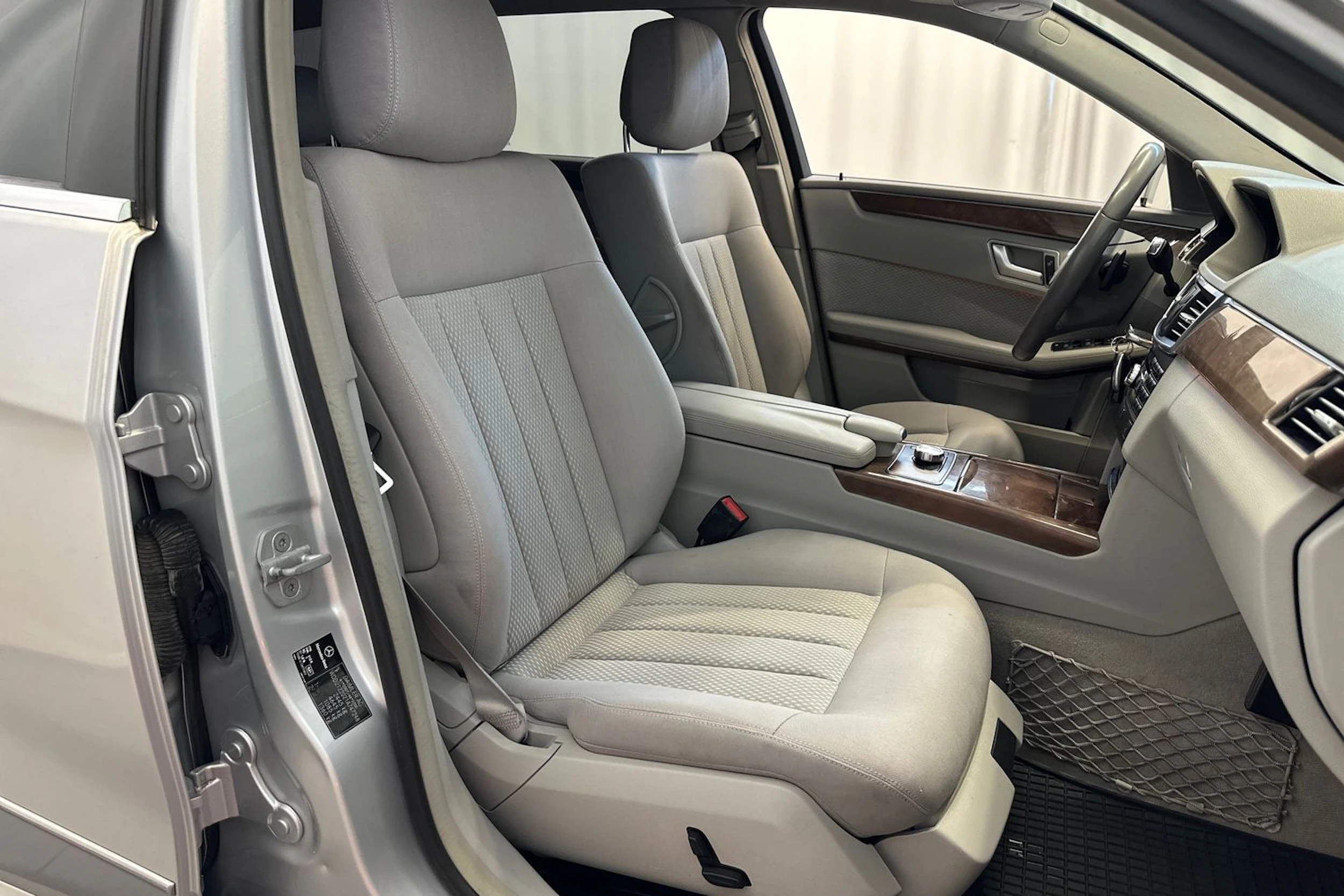 harmaa Mercedes-Benz E 2013 kuva 11.