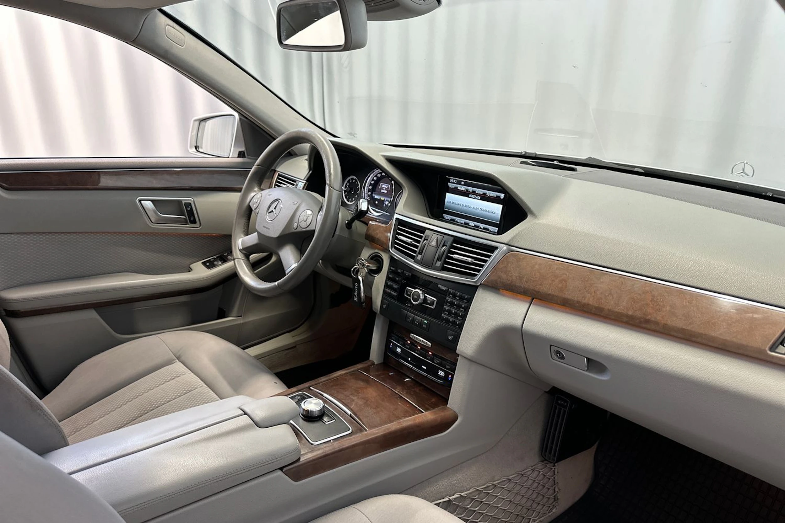 harmaa Mercedes-Benz E 2013 kuva 12.