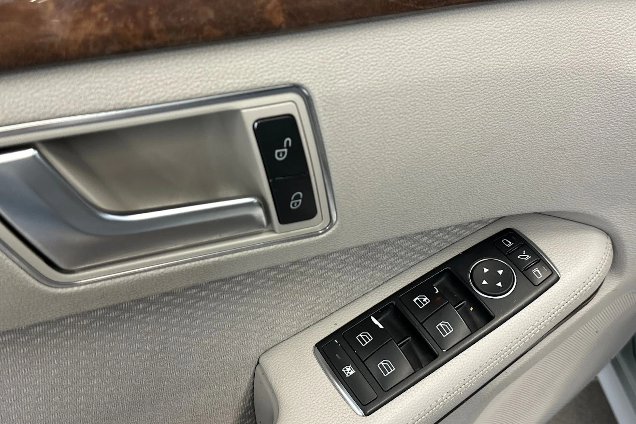 harmaa Mercedes-Benz E 2013 kuva 16.