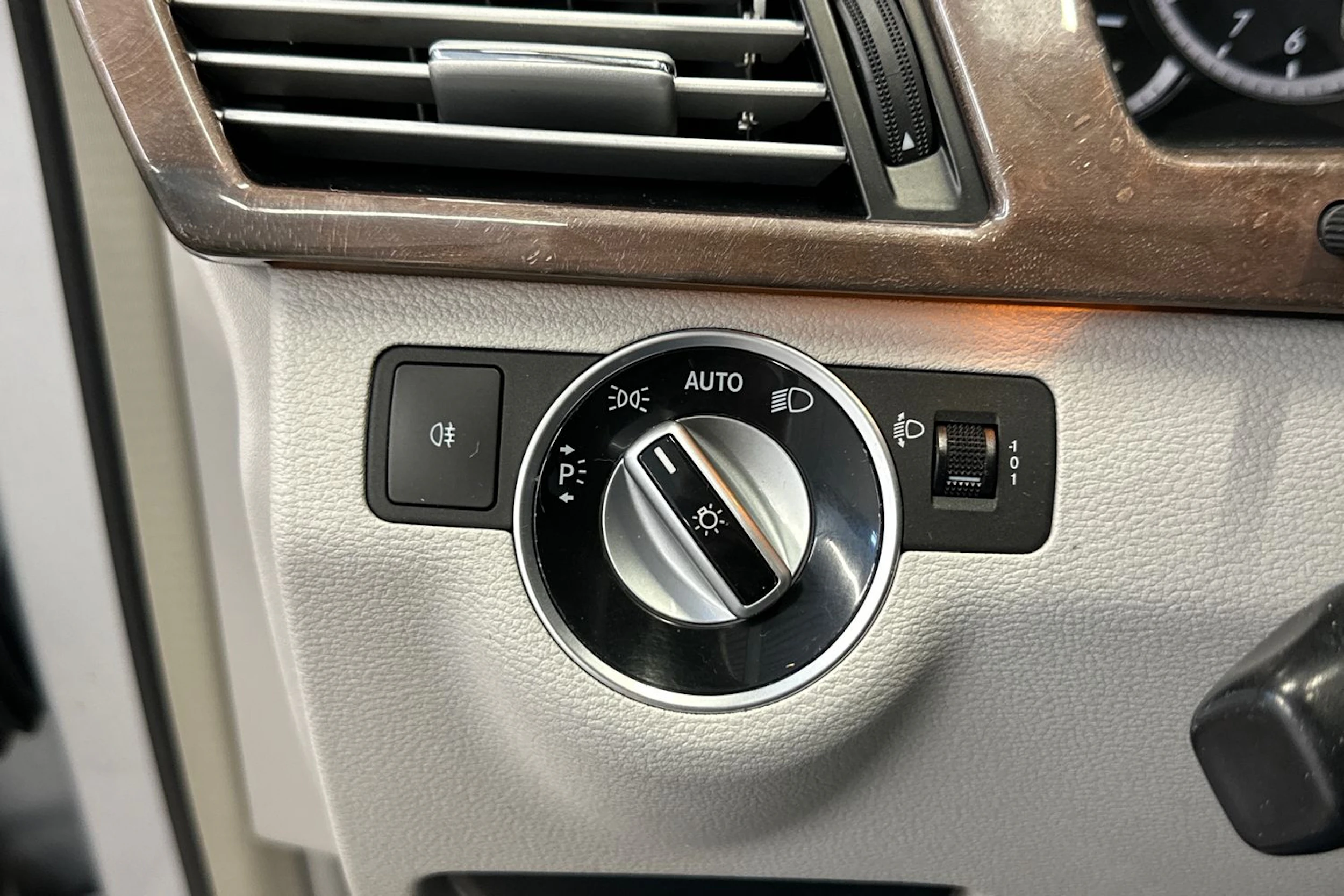 harmaa Mercedes-Benz E 2013 kuva 18.