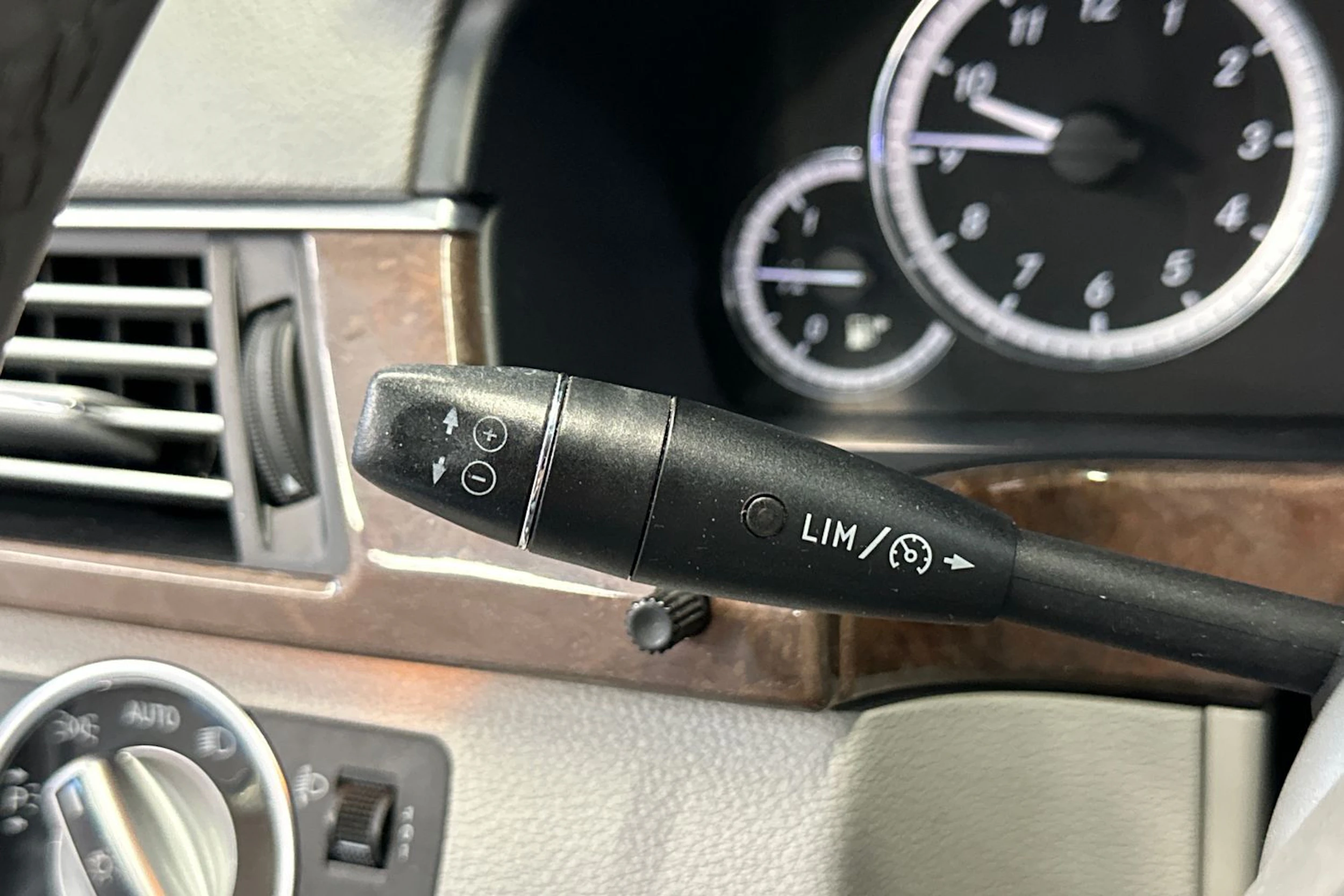 harmaa Mercedes-Benz E 2013 kuva 21.