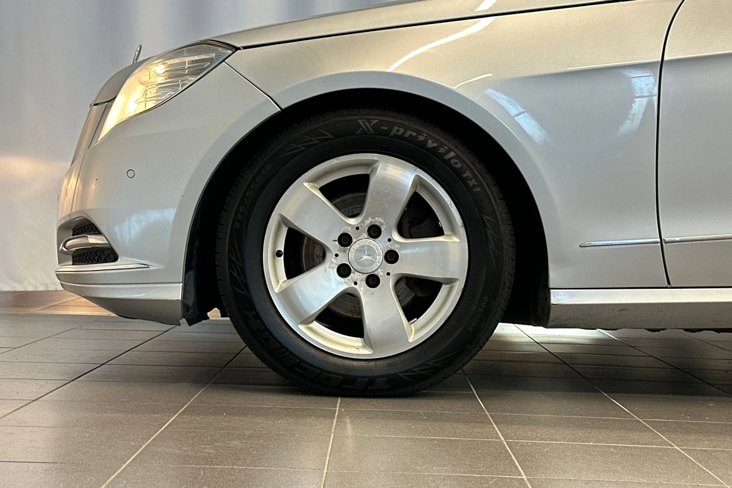 harmaa Mercedes-Benz E 2013 kuva 30.