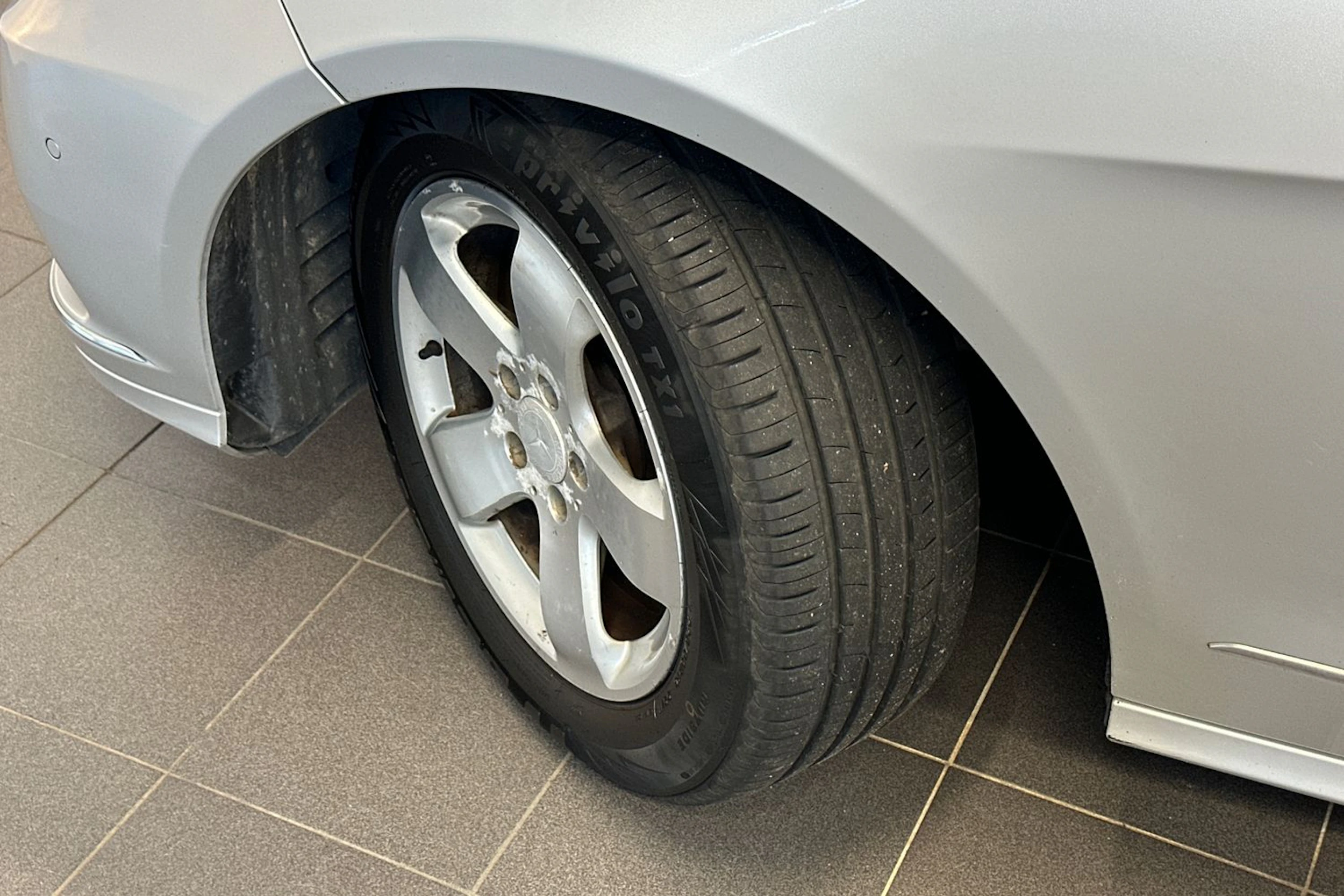 harmaa Mercedes-Benz E 2013 kuva 31.