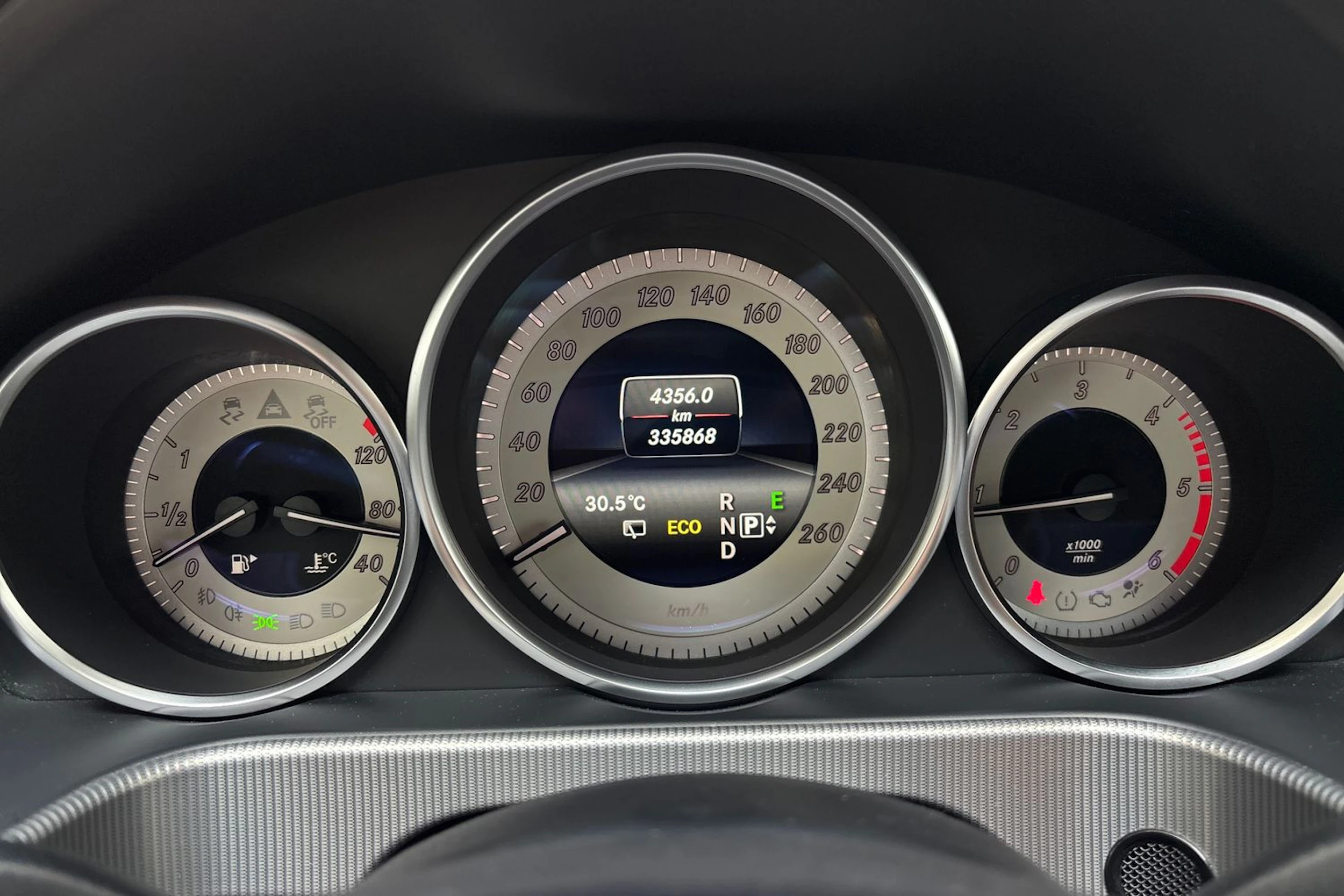 harmaa Mercedes-Benz E 2013 kuva 21.