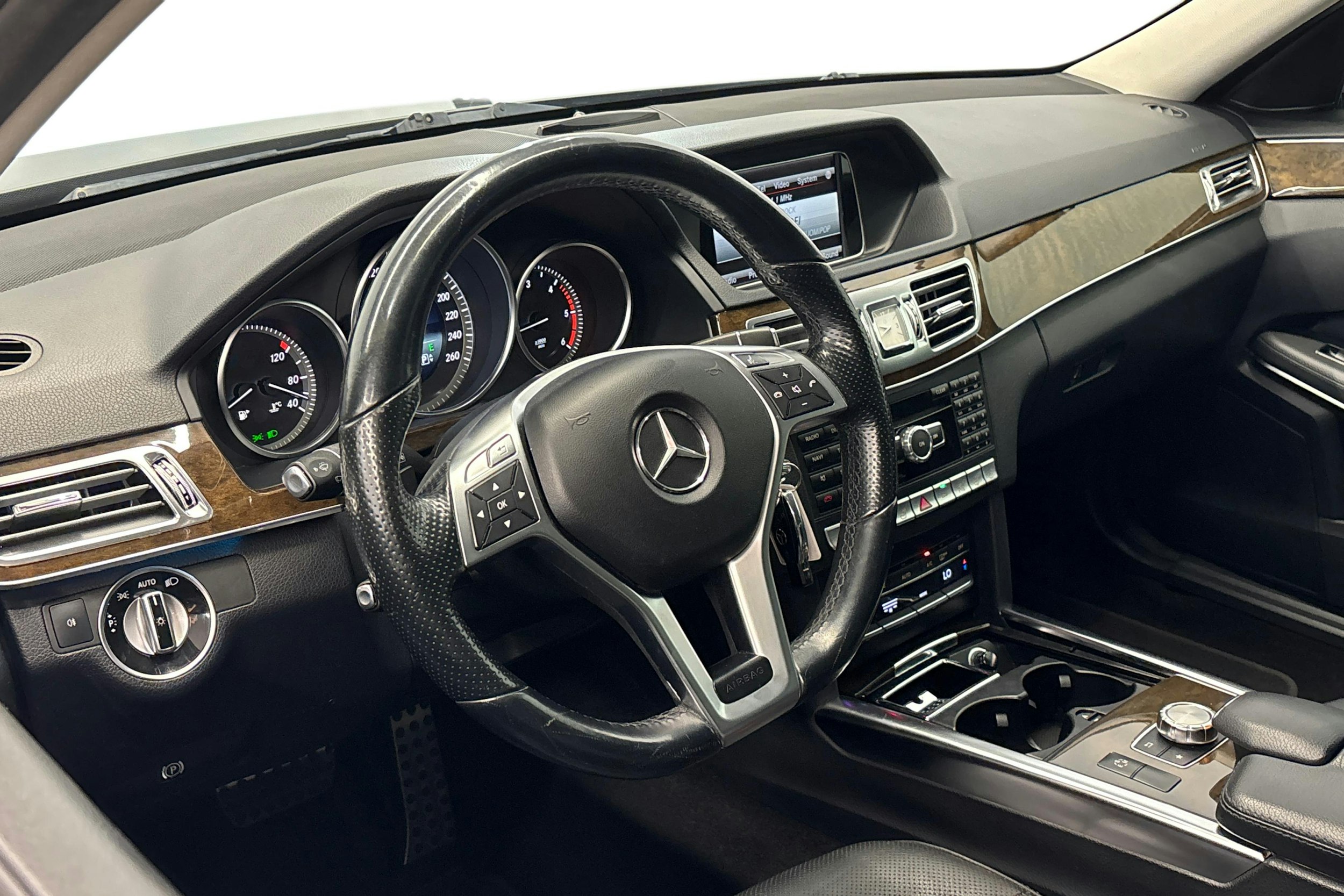 harmaa Mercedes-Benz E 2013 kuva 7.