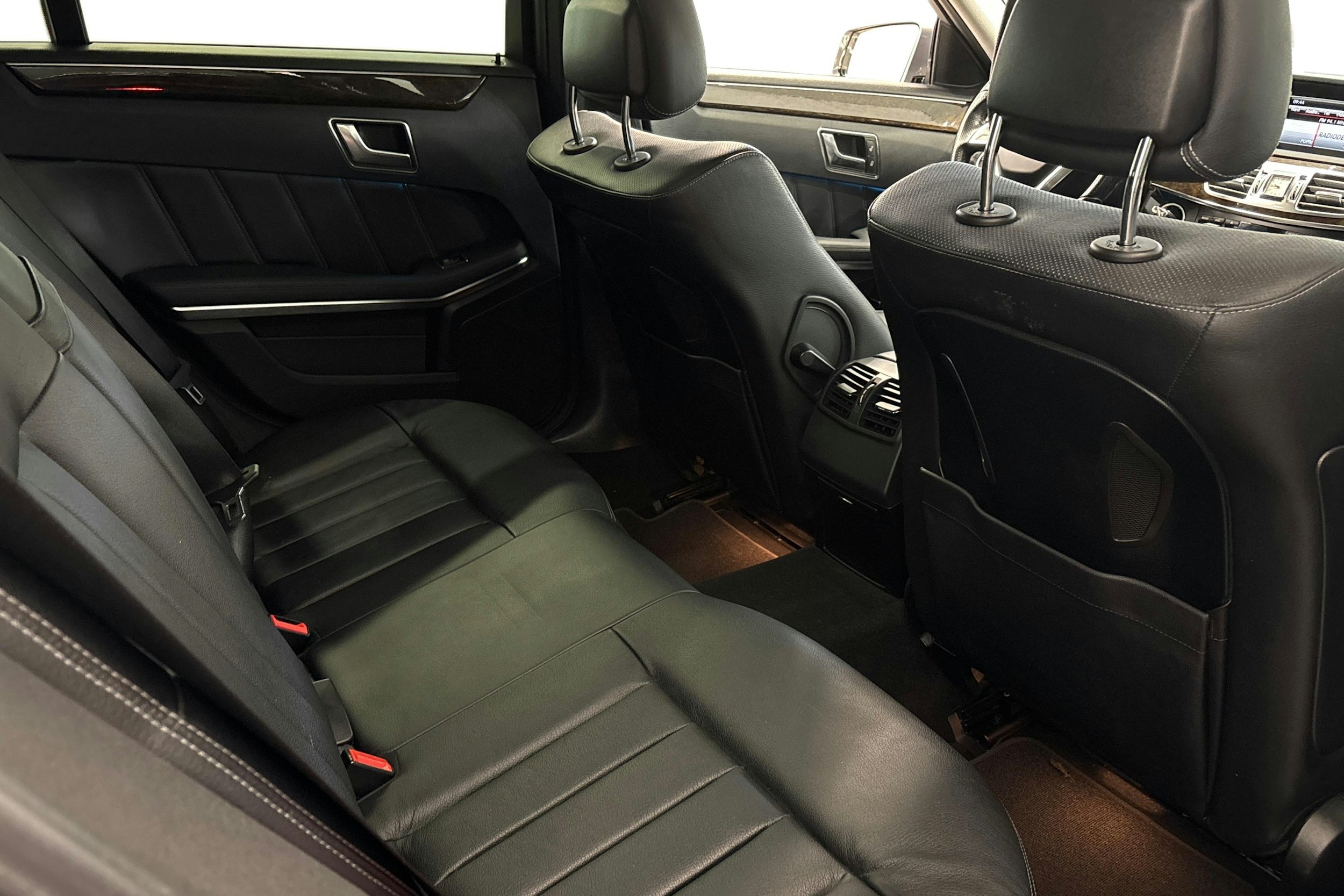 harmaa Mercedes-Benz E 2013 kuva 11.