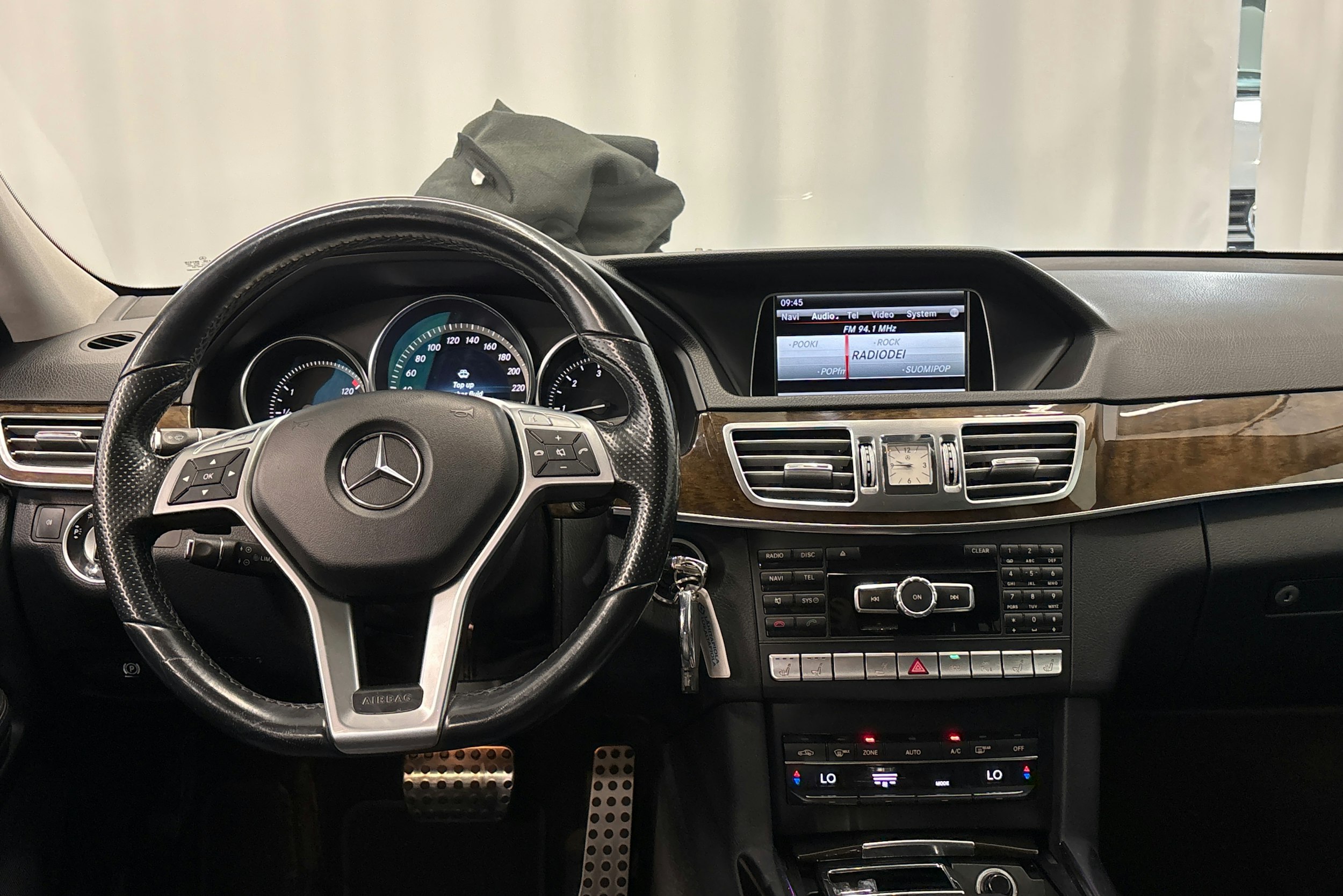 harmaa Mercedes-Benz E 2013 kuva 15.