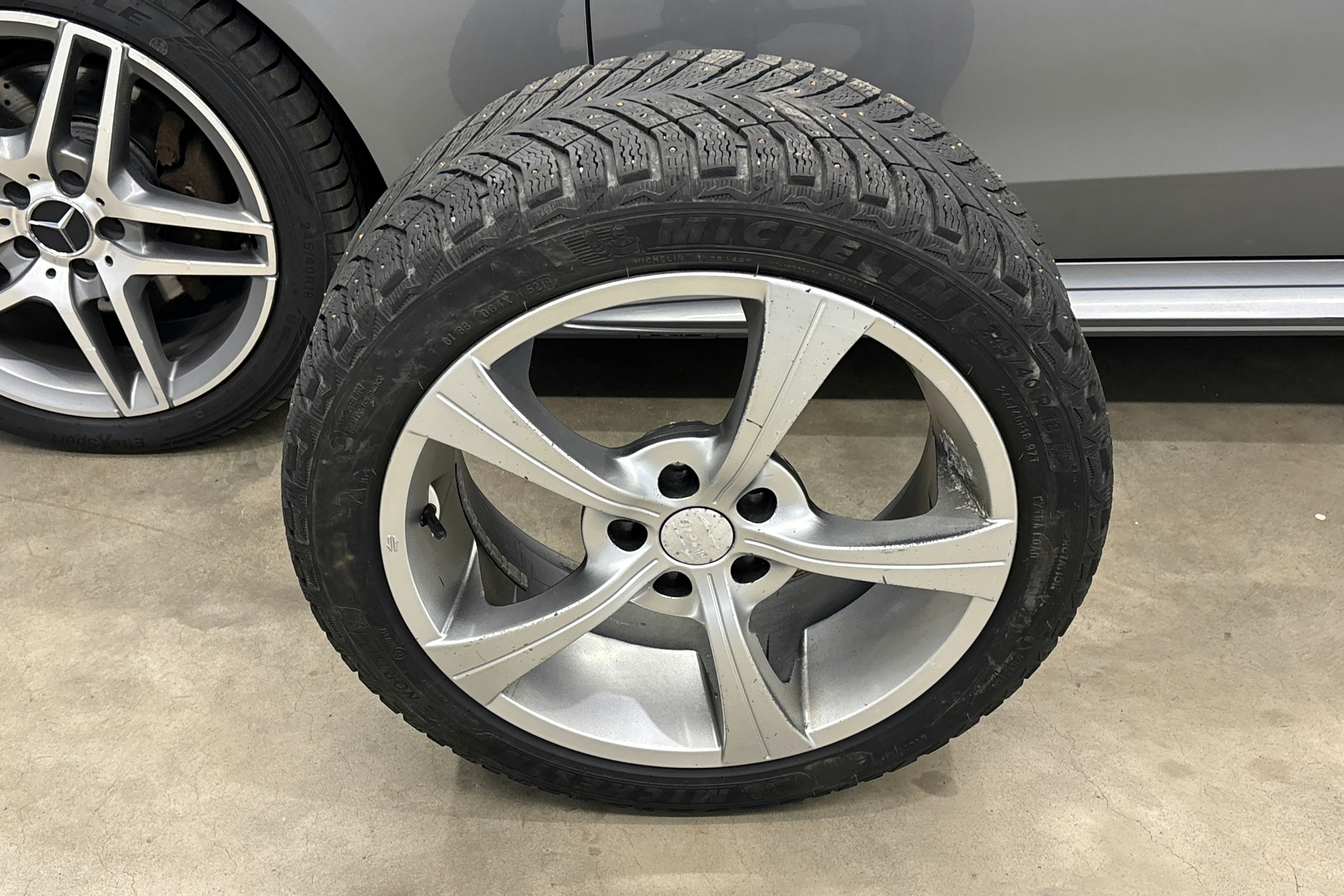 harmaa Mercedes-Benz E 2013 kuva 39.