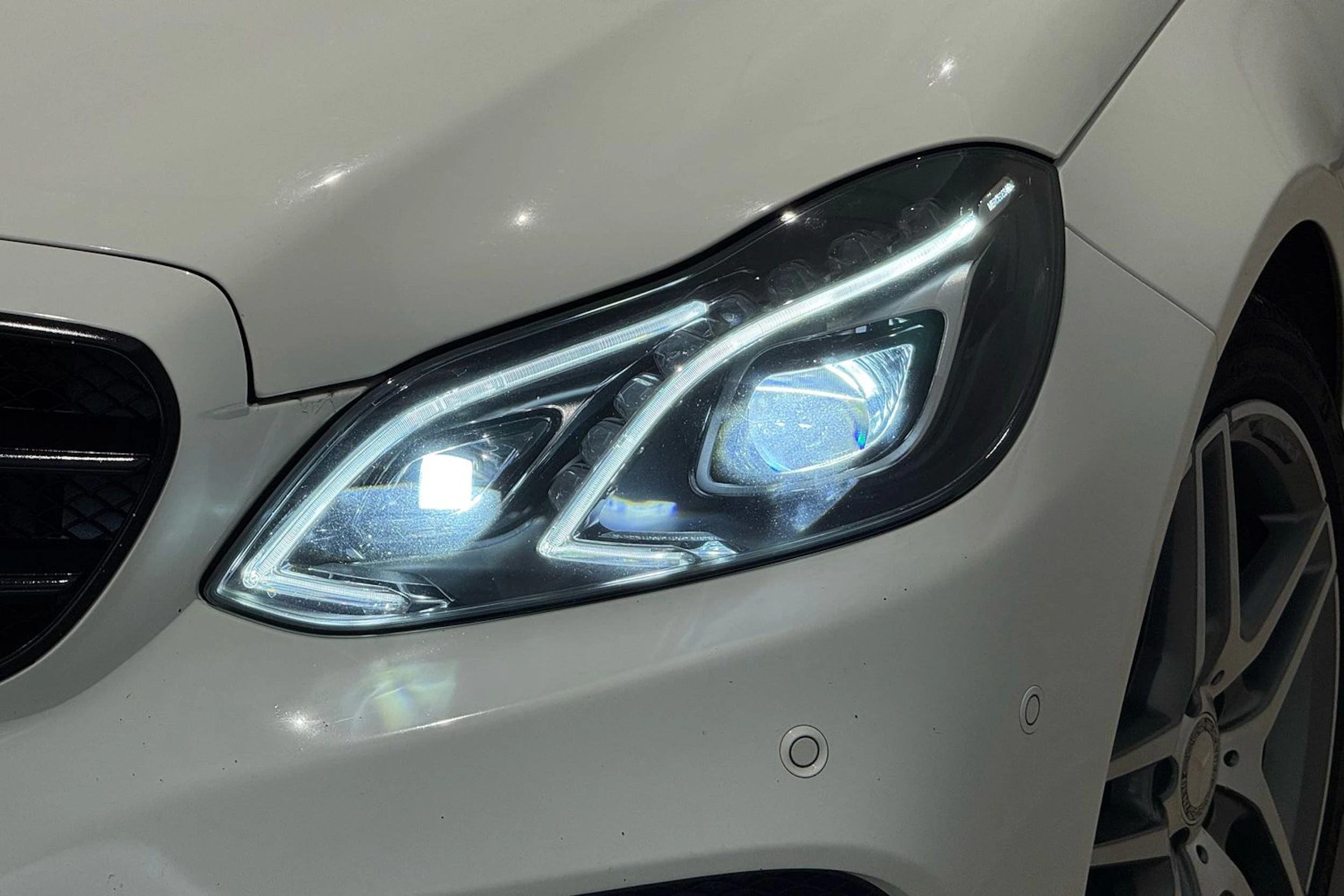 valkoinen Mercedes-Benz E 2013 kuva 16.