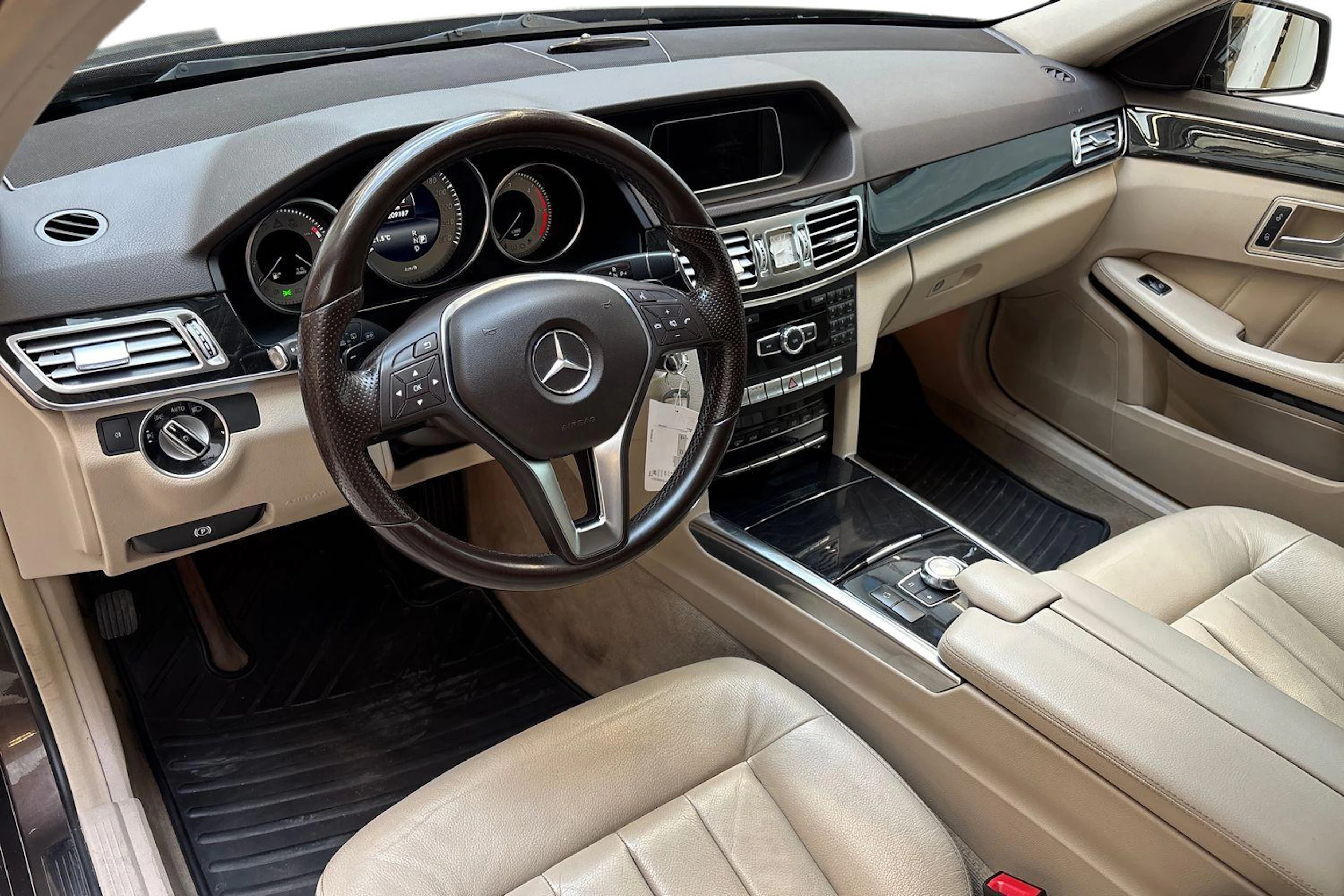 ruskea (beige) Mercedes-Benz E 2013 kuva 8.