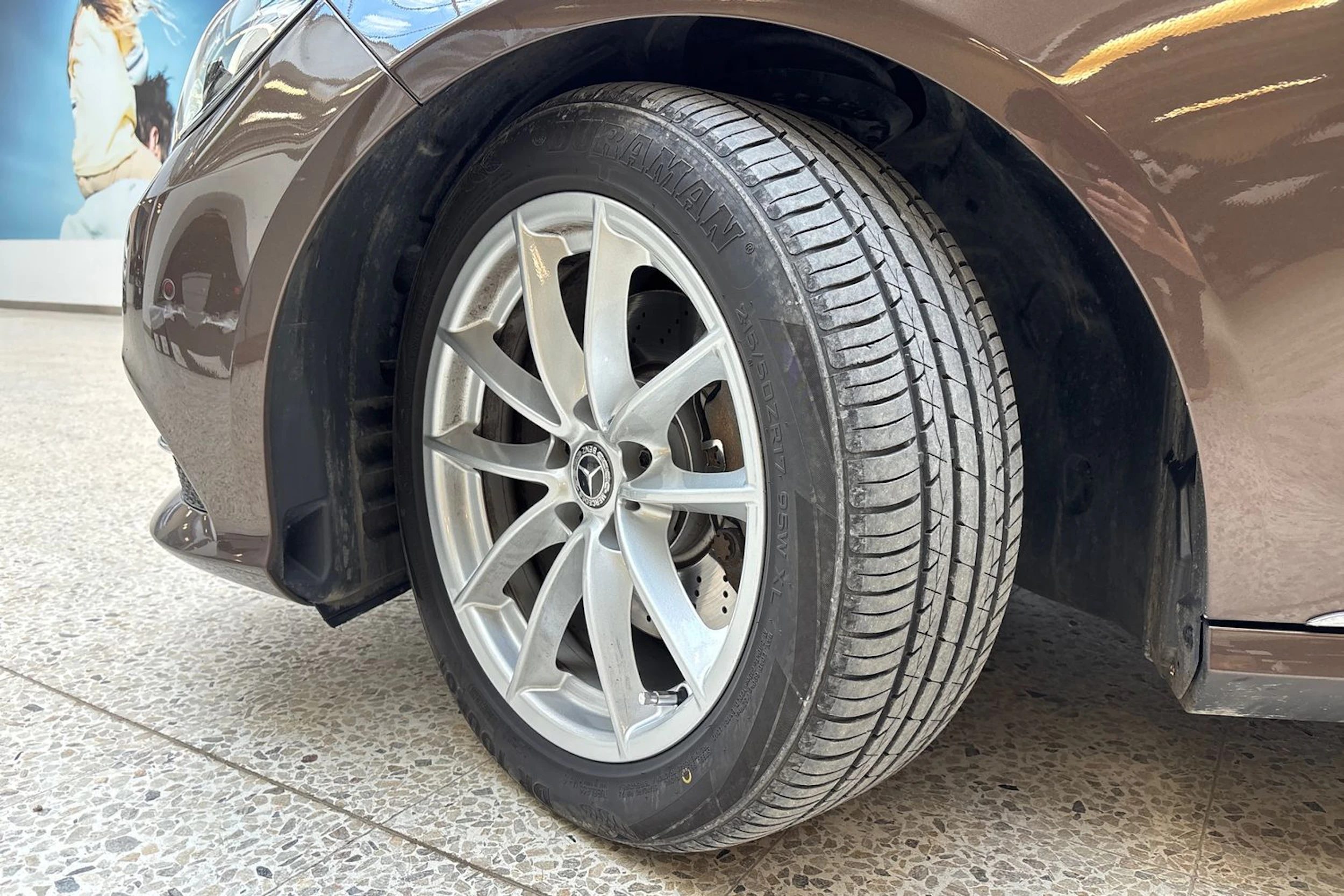 ruskea (beige) Mercedes-Benz E 2013 kuva 13.