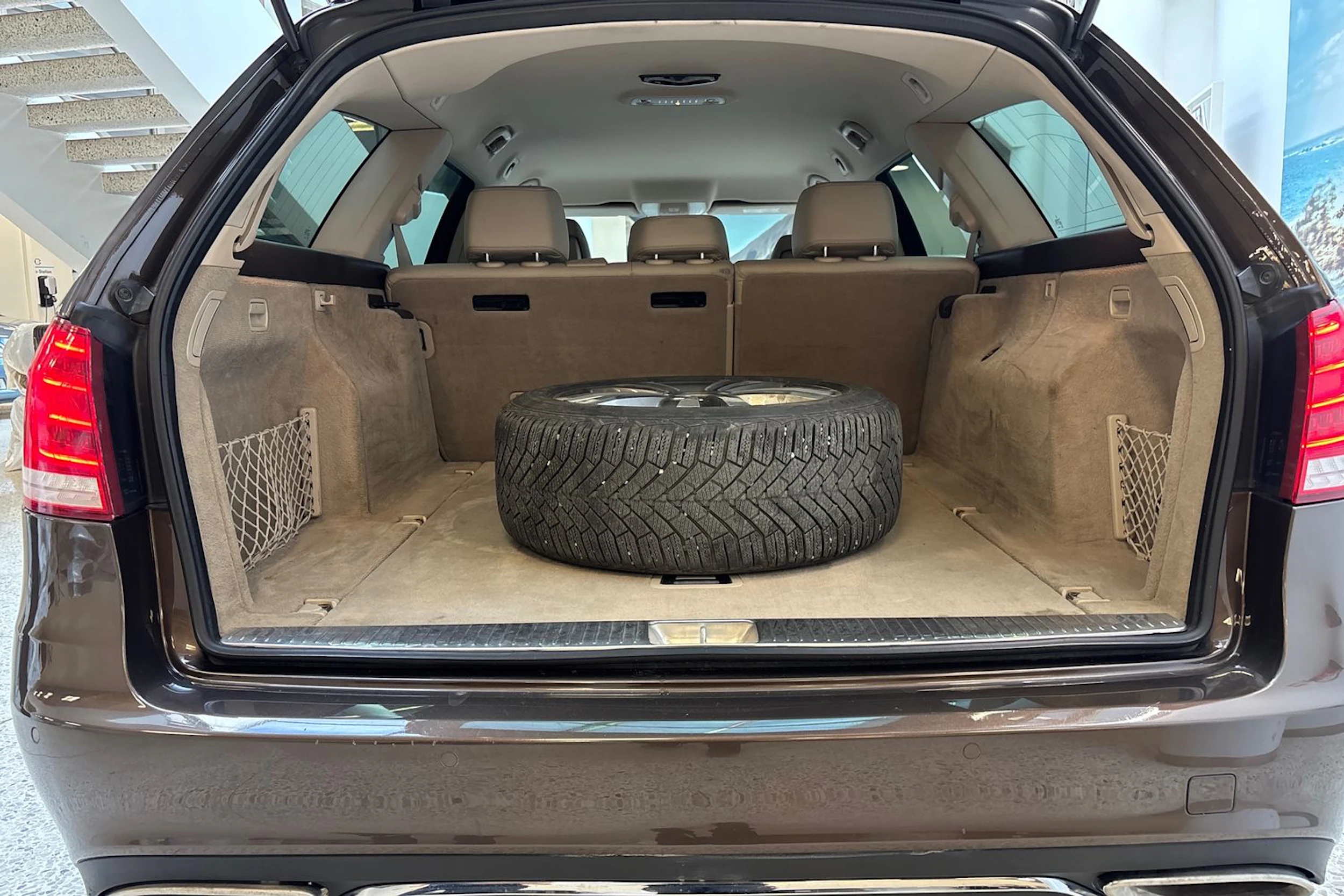 ruskea (beige) Mercedes-Benz E 2013 kuva 15.