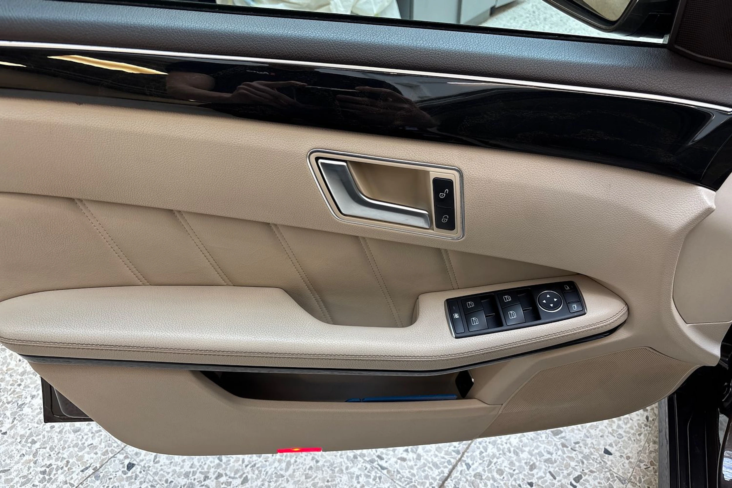 ruskea (beige) Mercedes-Benz E 2013 kuva 18.