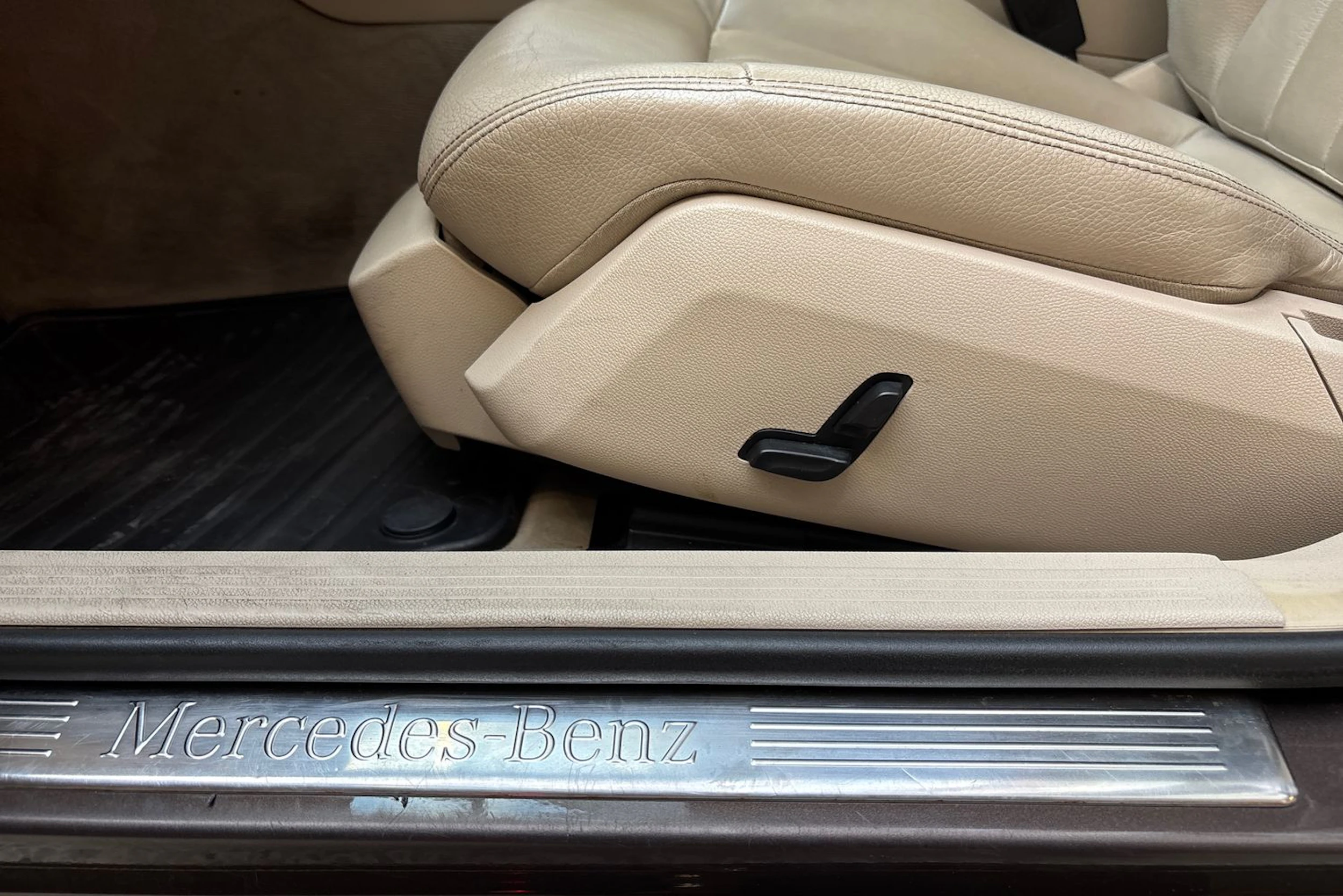ruskea (beige) Mercedes-Benz E 2013 kuva 20.