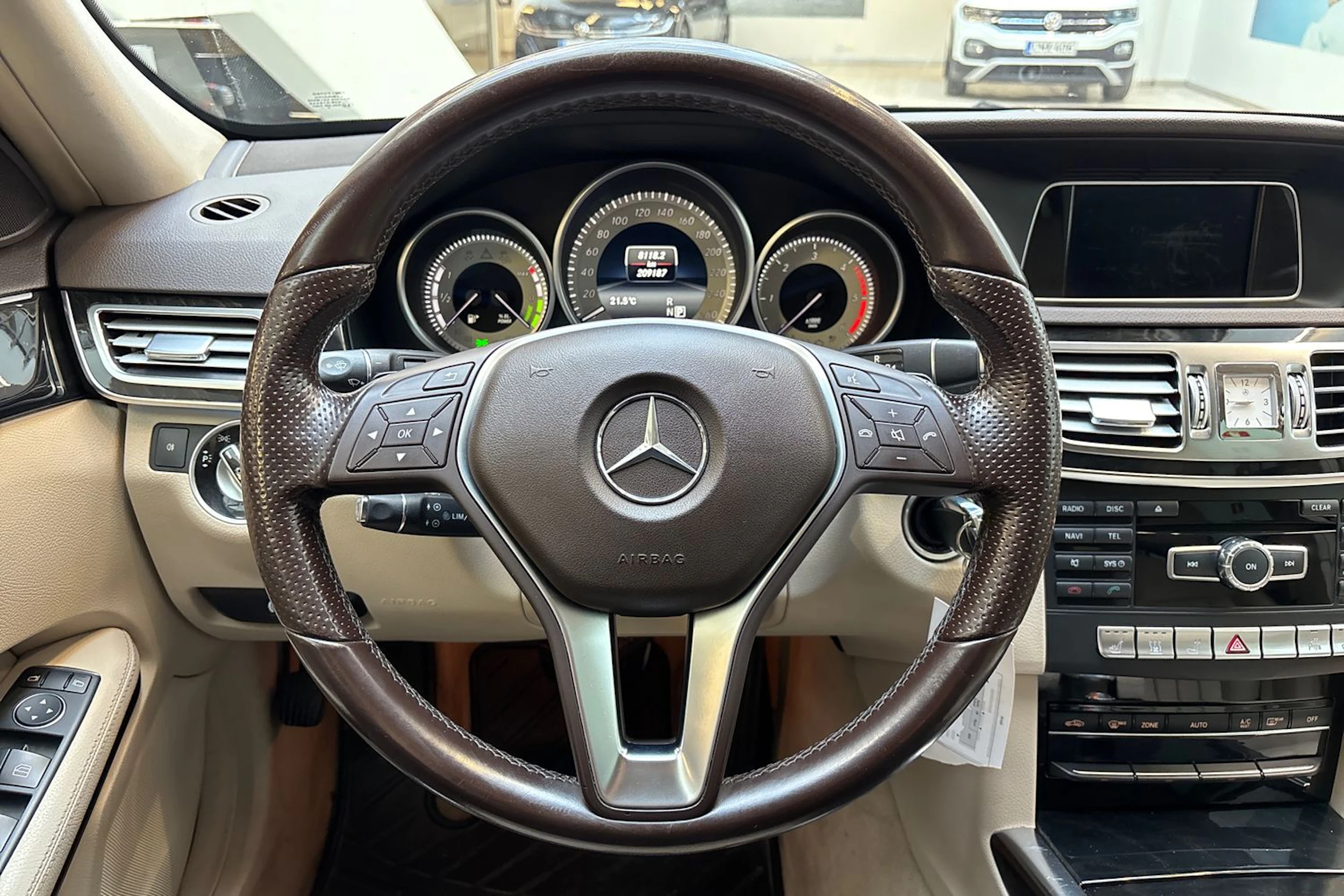 ruskea (beige) Mercedes-Benz E 2013 kuva 21.