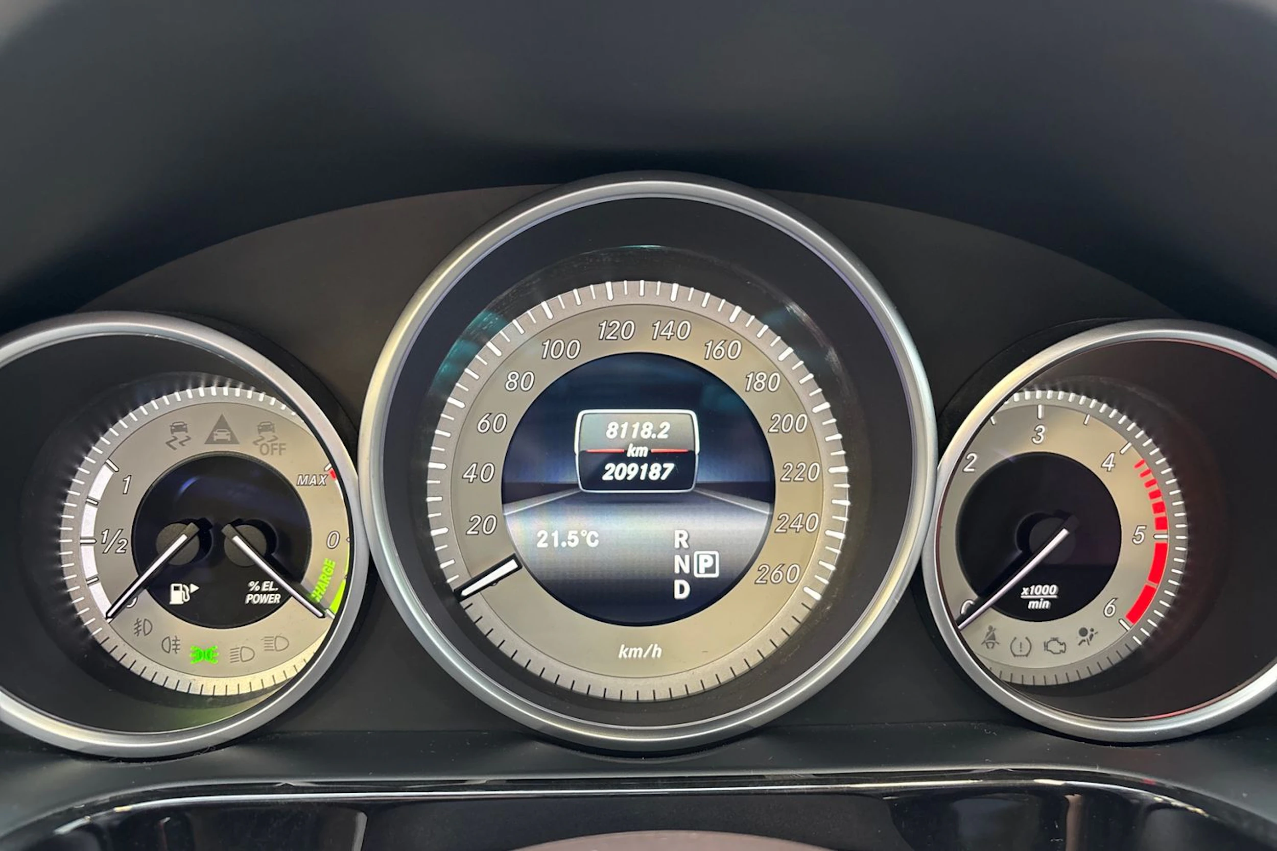 ruskea (beige) Mercedes-Benz E 2013 kuva 22.
