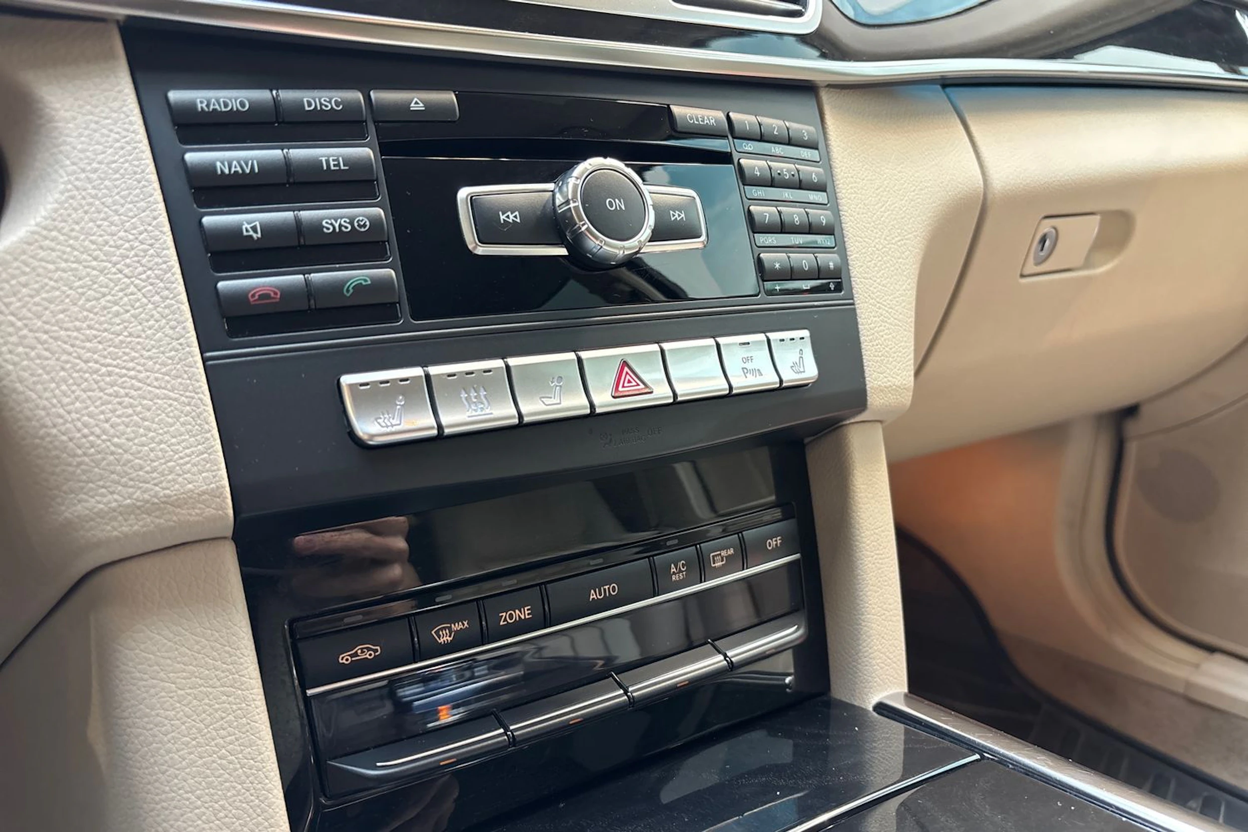 ruskea (beige) Mercedes-Benz E 2013 kuva 23.