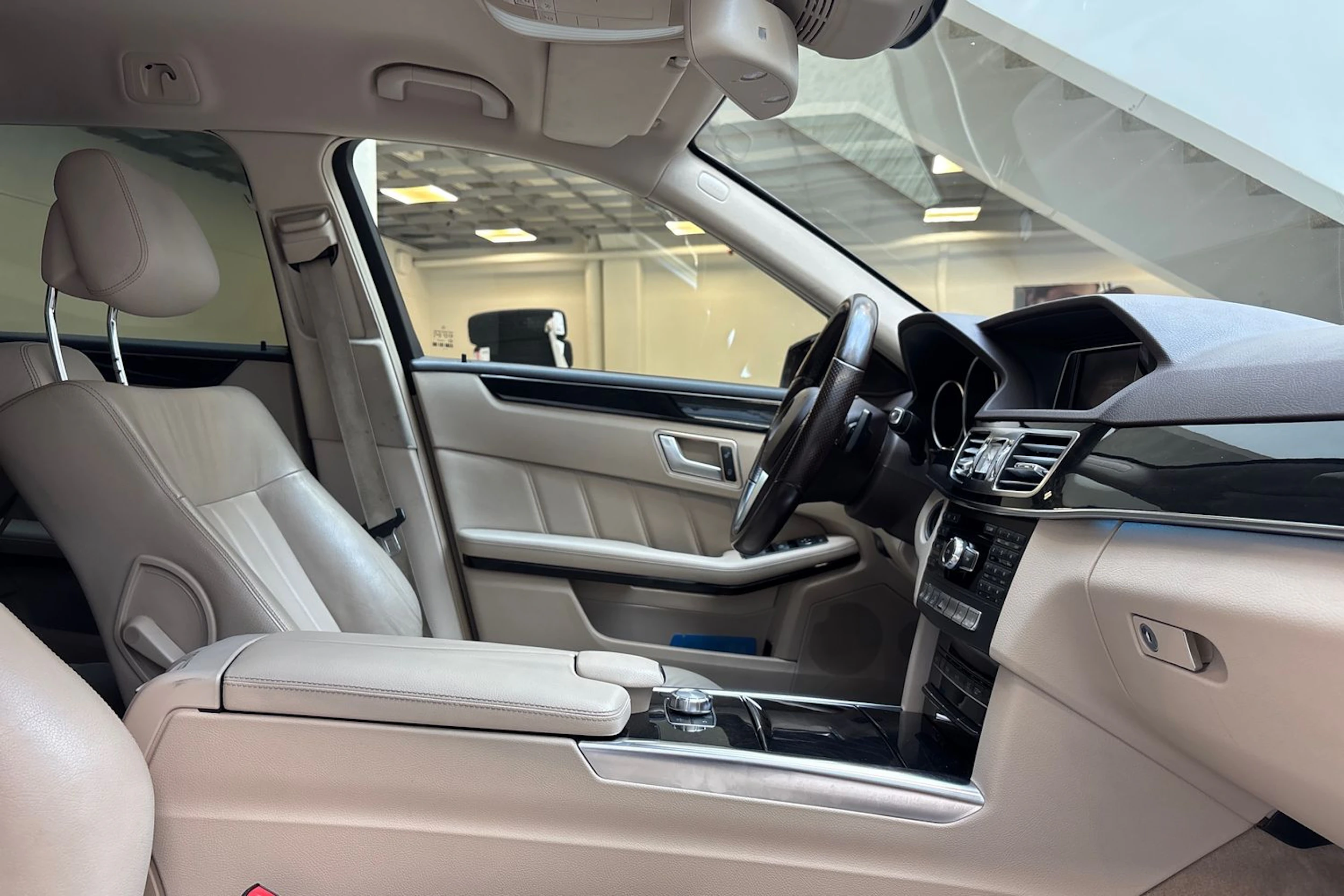 ruskea (beige) Mercedes-Benz E 2013 kuva 25.