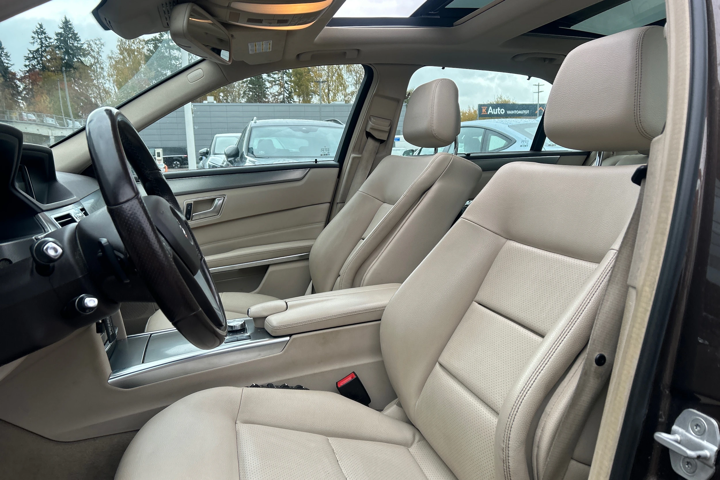 ruskea (beige) Mercedes-Benz E 2013 kuva 4.
