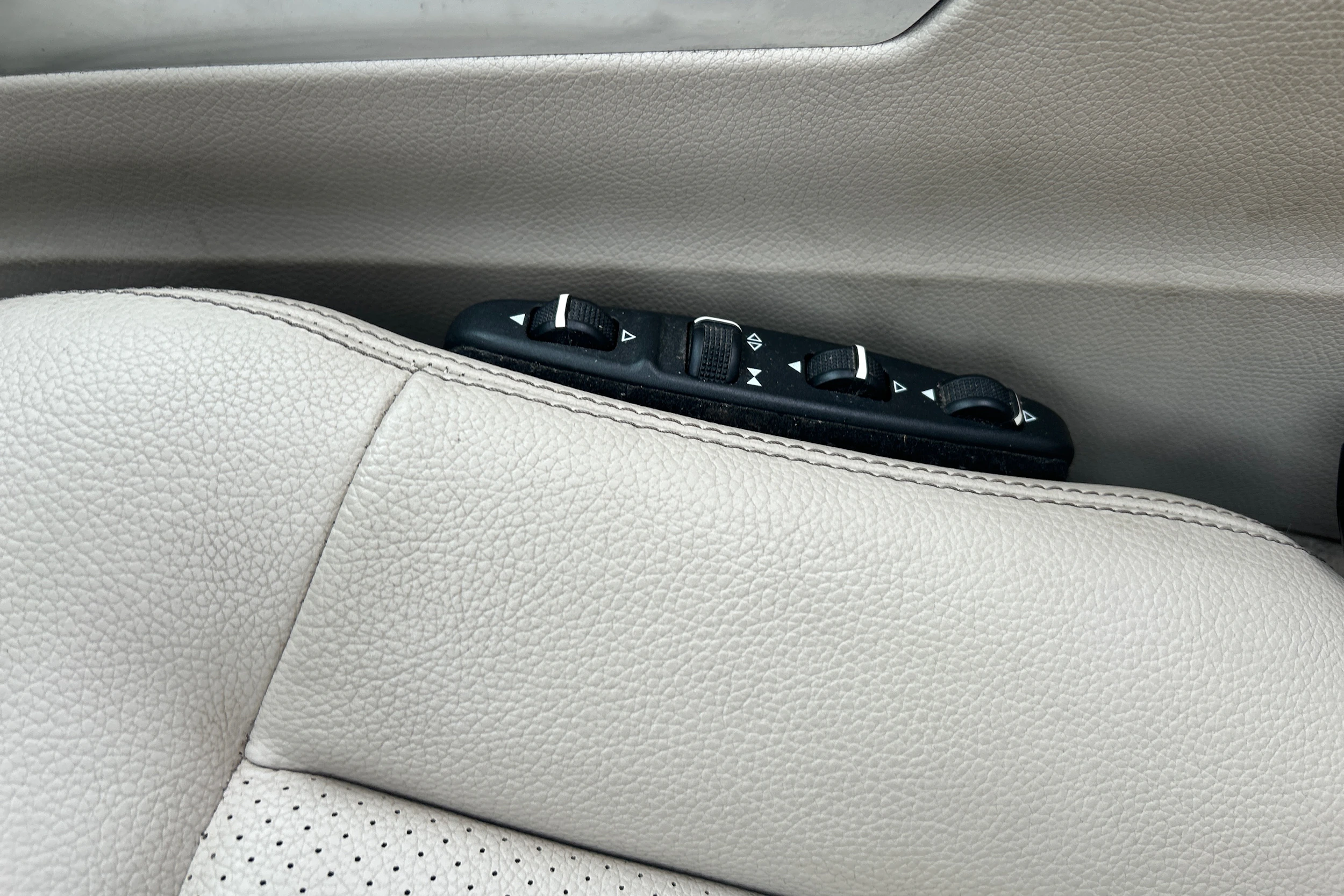 ruskea (beige) Mercedes-Benz E 2013 kuva 5.