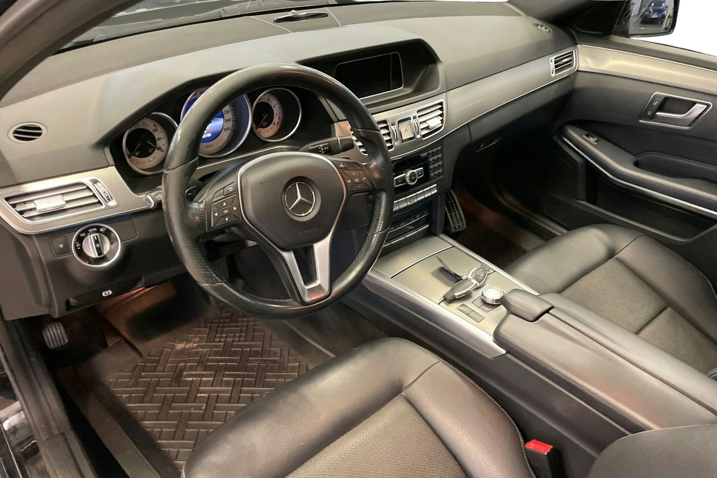 Musta Mercedes-Benz E 2013 kuva 6.