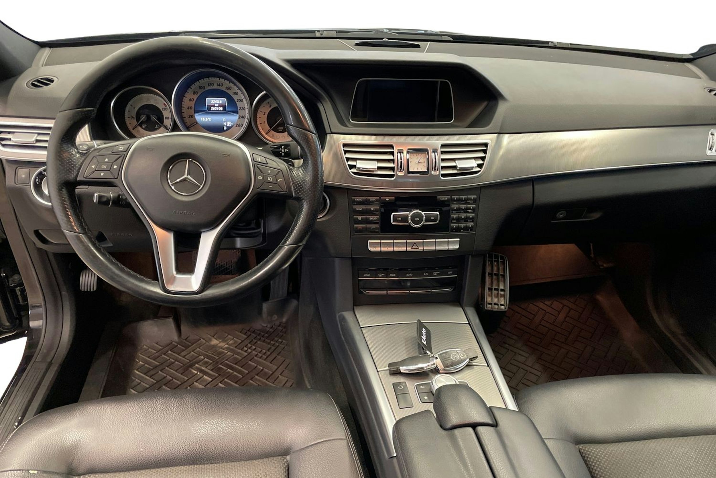 Musta Mercedes-Benz E 2013 kuva 7.