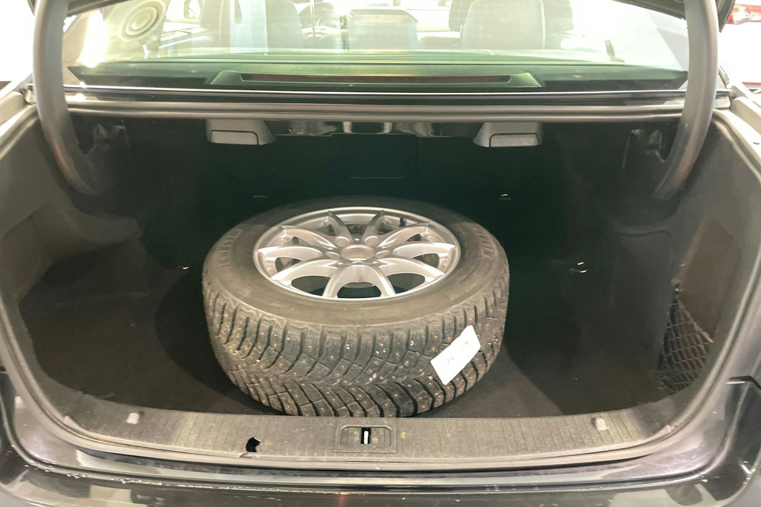 Musta Mercedes-Benz E 2013 kuva 11.