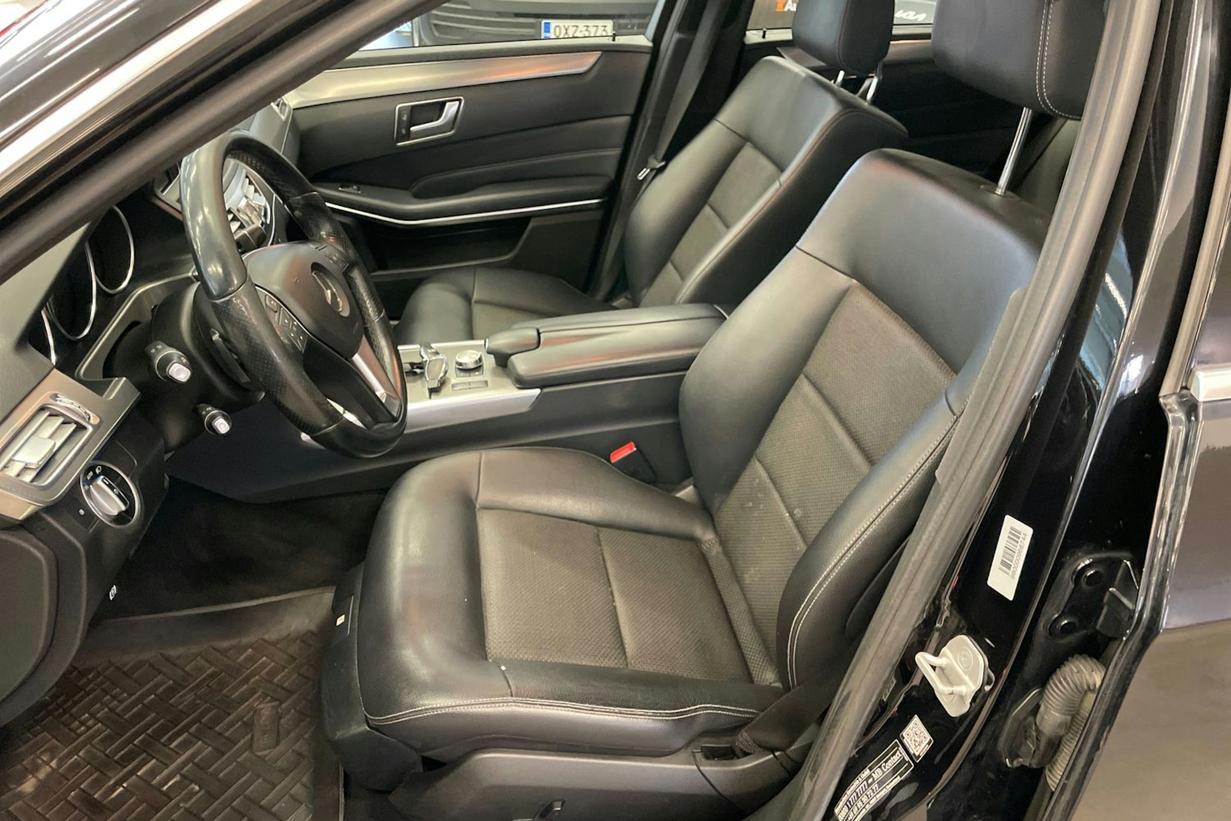 Musta Mercedes-Benz E 2013 kuva 12.